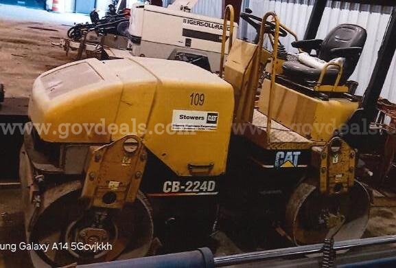 1992  CAT  Asphalt compactor Caterpillar CB-224D Government Surplus Auction - Photo #2