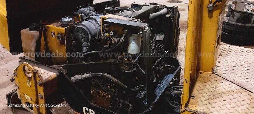 1992  CAT  Asphalt compactor Caterpillar CB-224D Government Surplus Auction - Photo #5