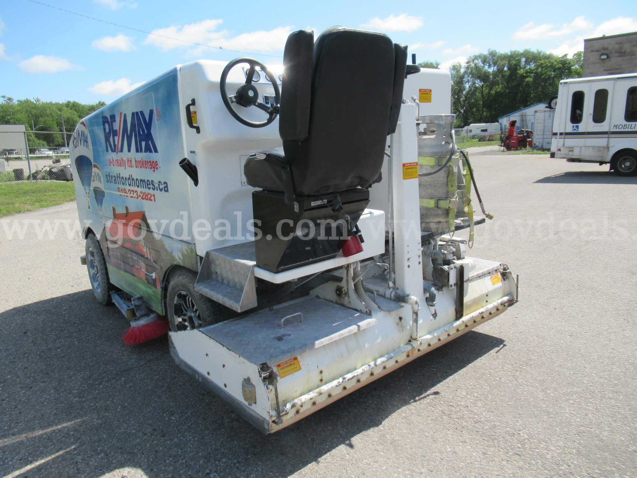 2011 Olympia Ice Resurfacer Olympia Millennium Government Surplus Auction - Photo #3