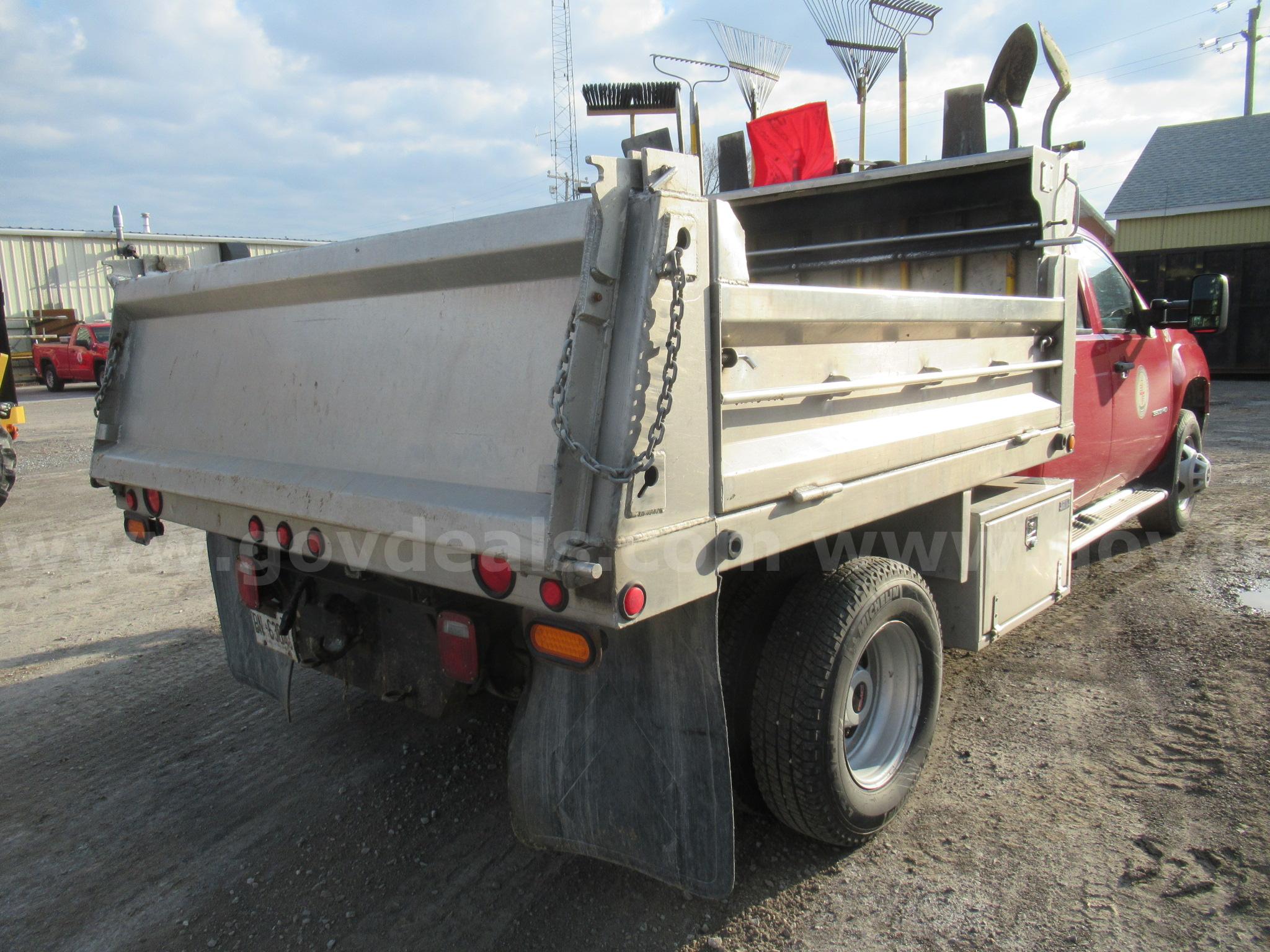 2014 GMC Sierra 3500HD Crew Cab 4WD Dump Truck GMC Sierra 3500HD Government Surplus Auction - Photo #2