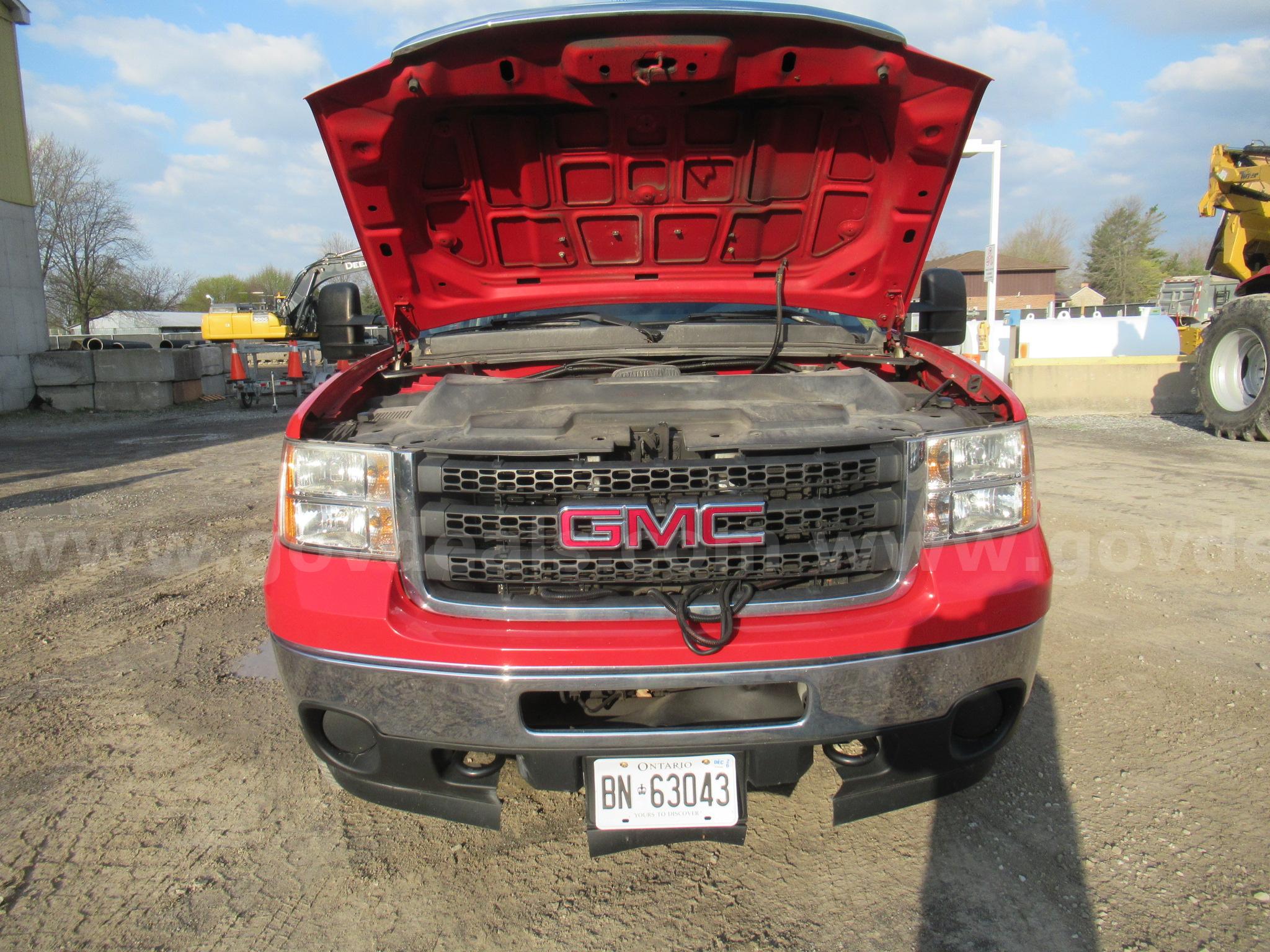 2014 GMC Sierra 3500HD Crew Cab 4WD Dump Truck GMC Sierra 3500HD Government Surplus Auction - Photo #5