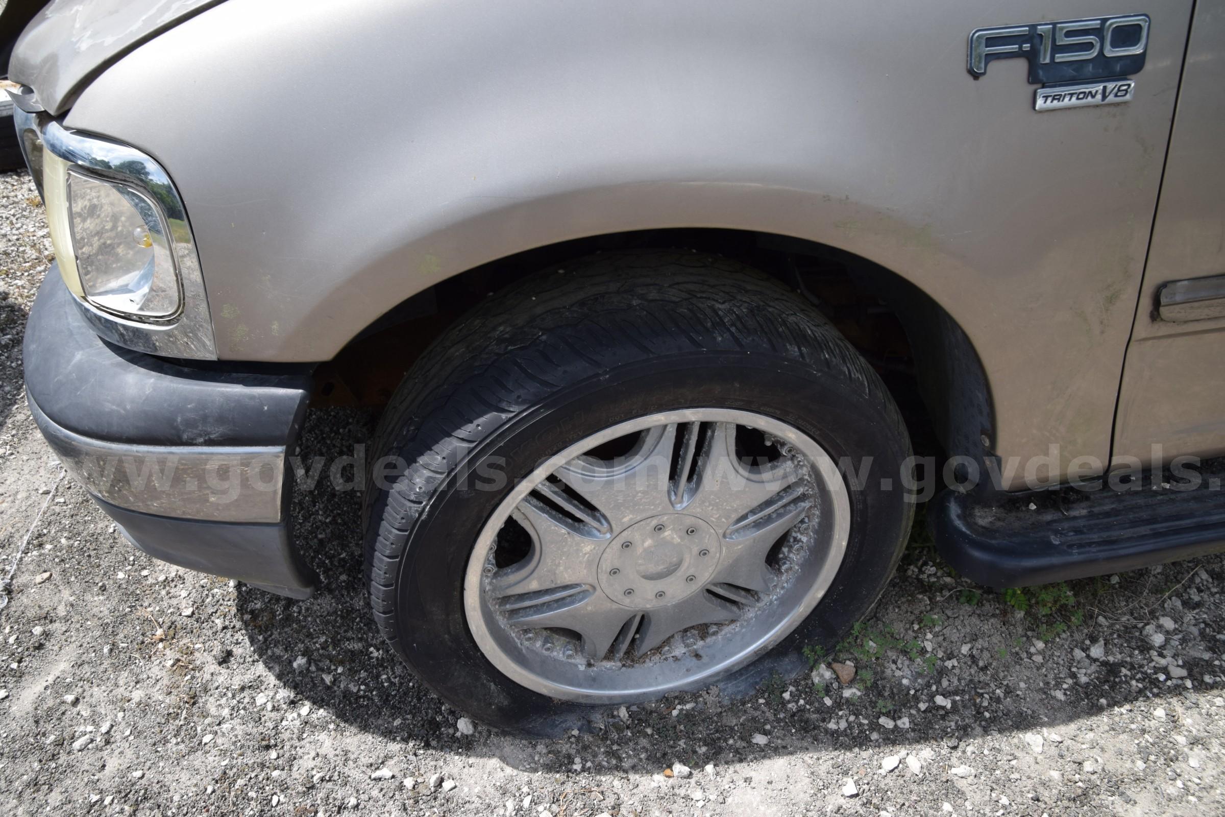 2002 Ford F-150 King Ranch SuperCrew Short Bed 2WD Ford F-150 Government Surplus Auction - Photo #2