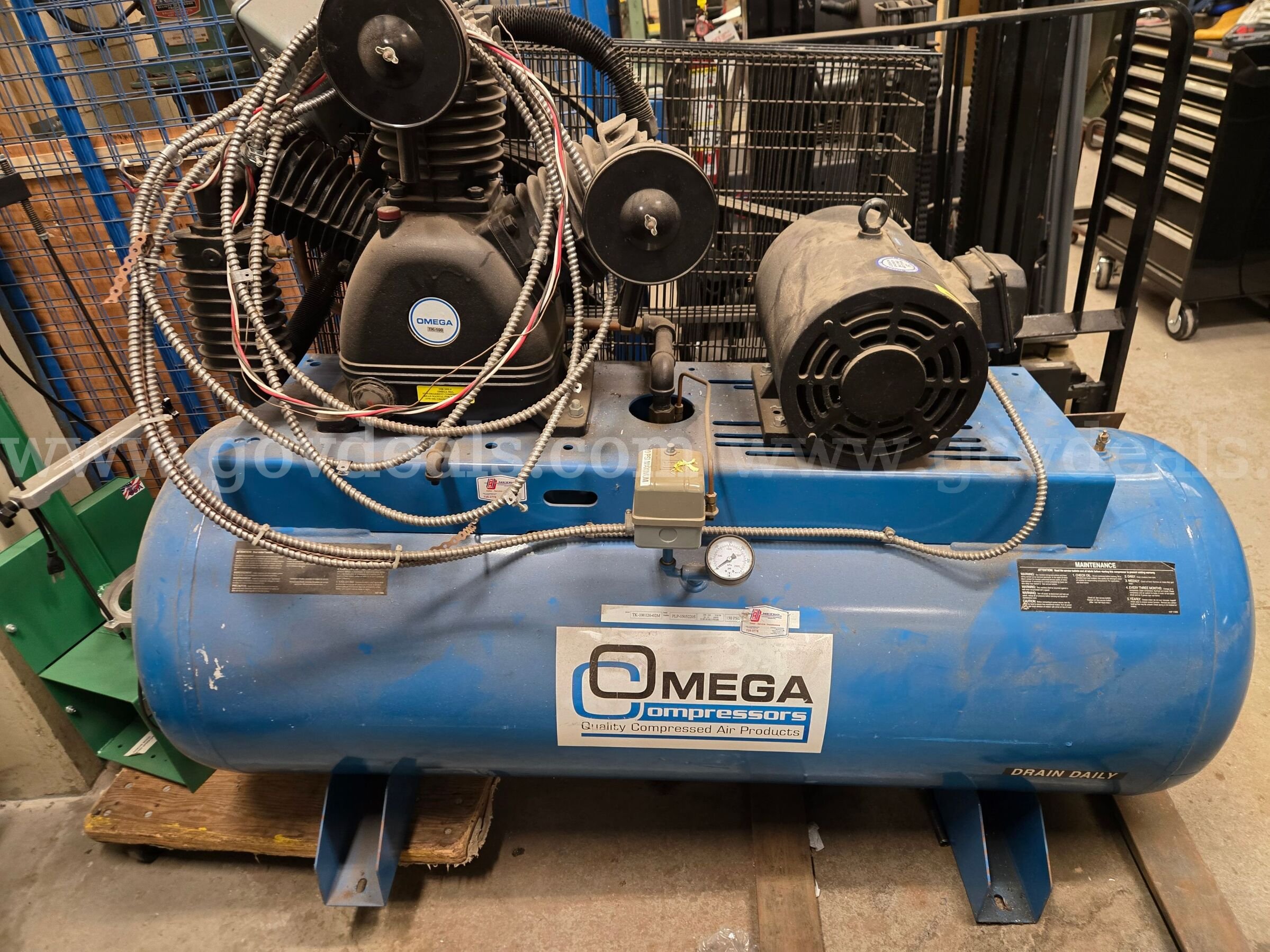 Air compressor - in like new state