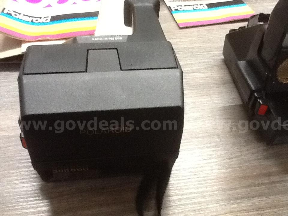VINTAGE POLAROID 600 LAND FILM CAMERA, LOT OF 5 CAMERAS  600 Government Surplus Auction - Photo #4