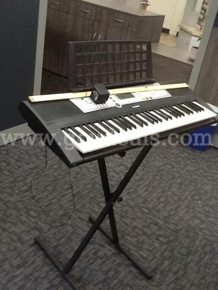 Yamaha Keyboard with Stand
