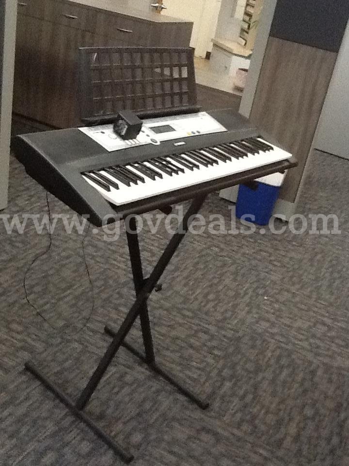 Yamaha Keyboard with Stand Yamaha  Government Surplus Auction - Photo #2