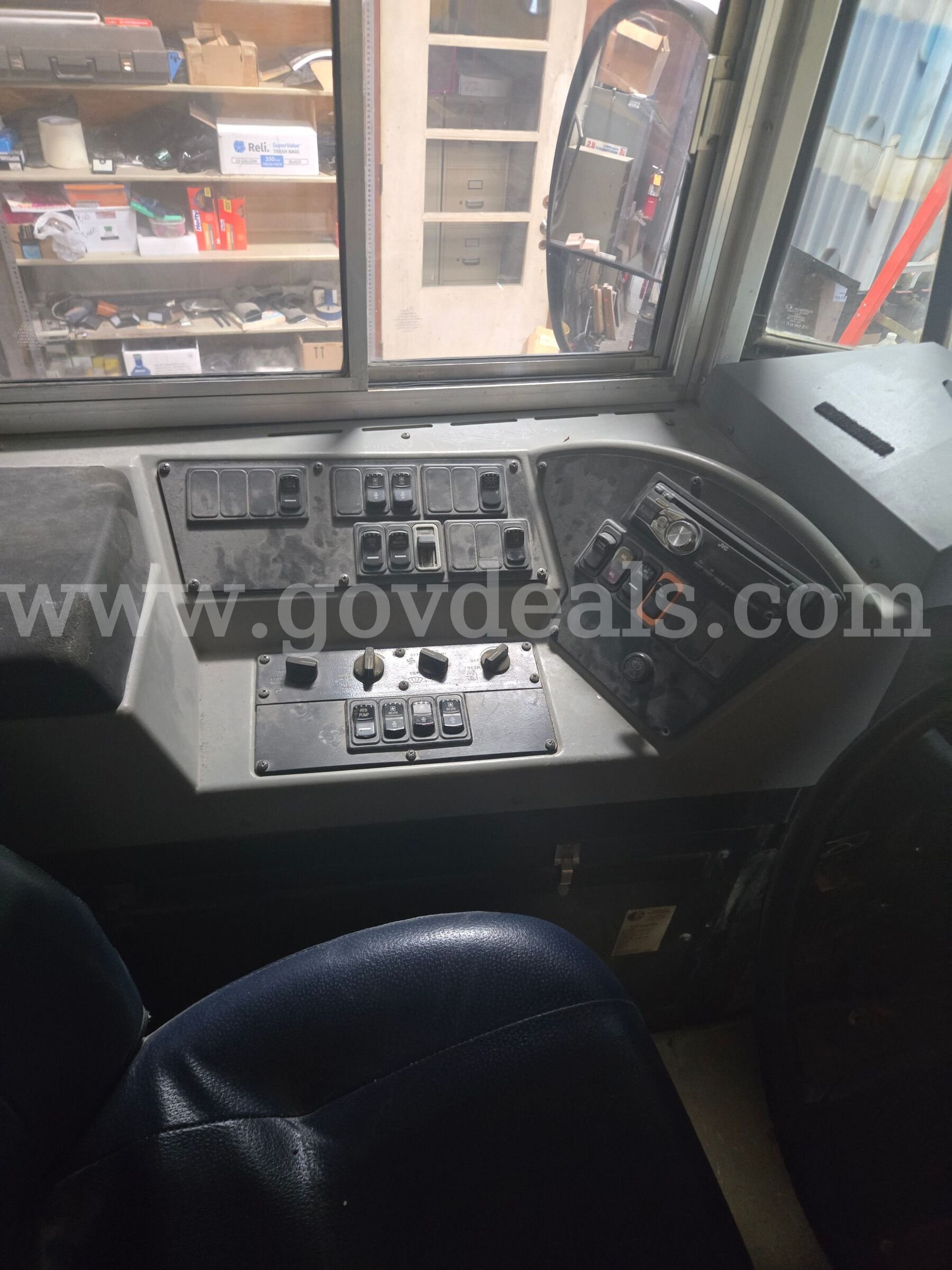 2003 International 3800 International 3800 Government Surplus Auction - Photo #3