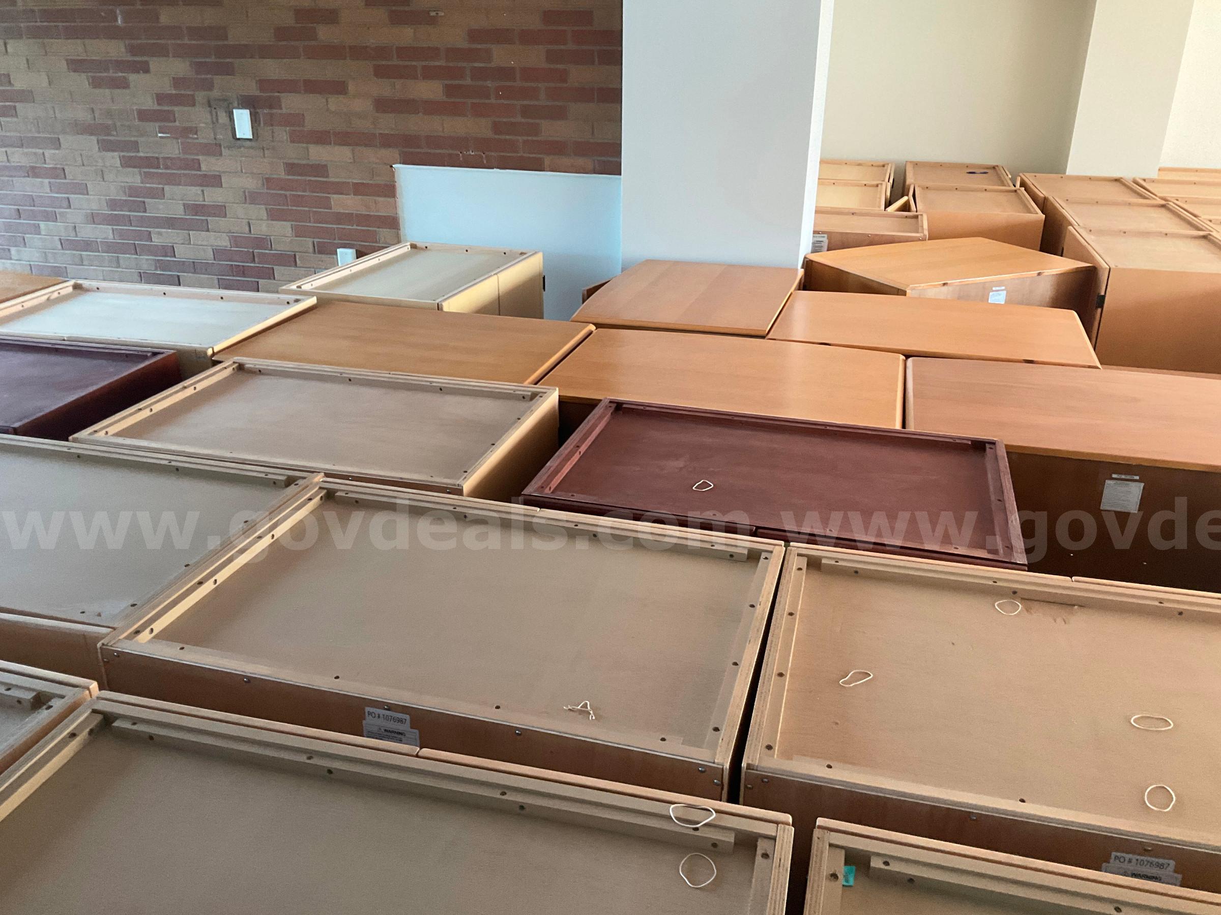 Large Lot of Furniture - G2623807   Government Surplus Auction - Photo #4