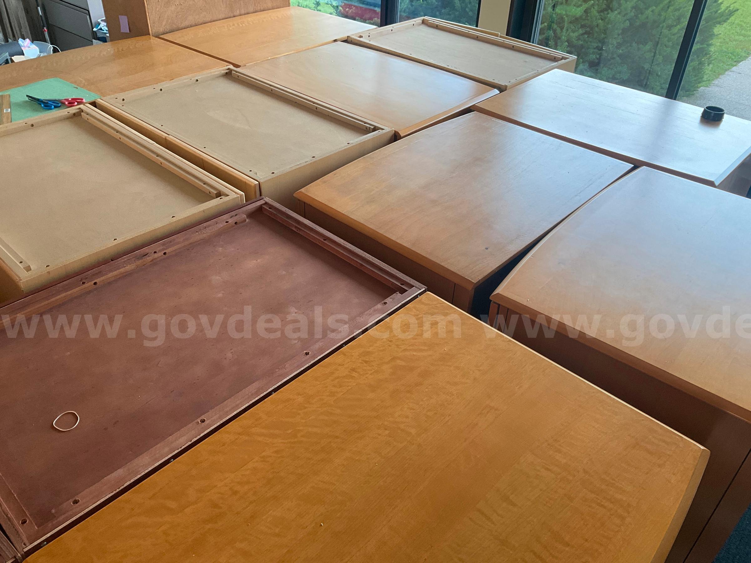 Large Lot of Furniture - G2623807   Government Surplus Auction - Photo #5