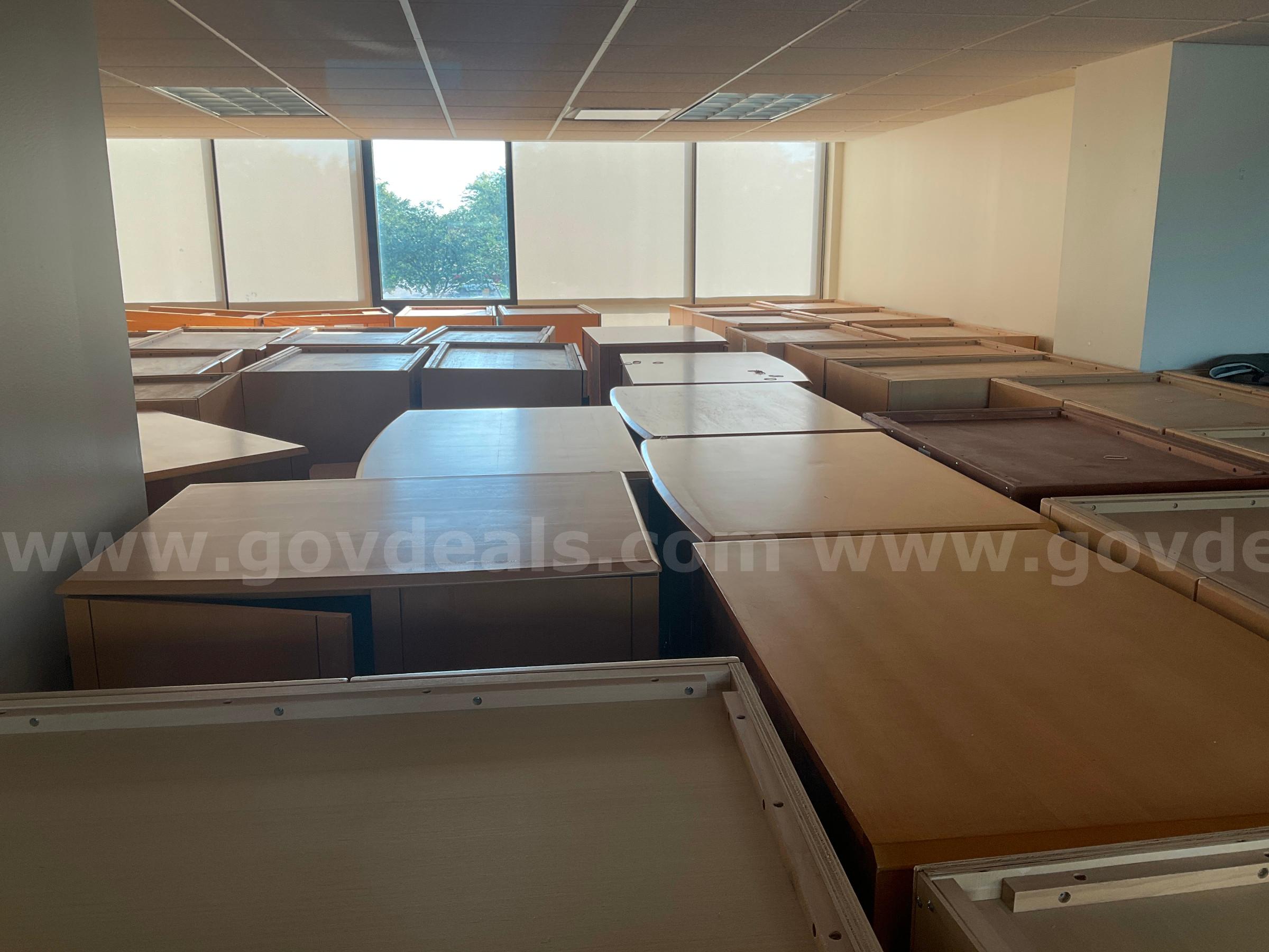 Large Lot of Furniture - G2623807   Government Surplus Auction - Photo #6