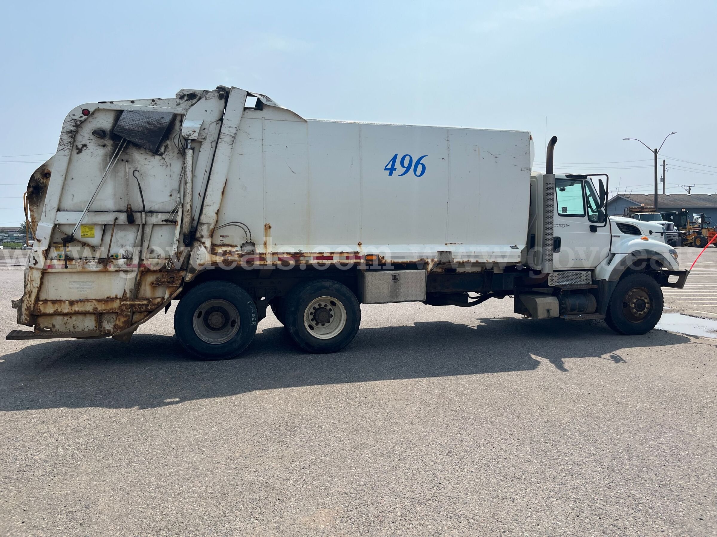 International 7400 SBA 6X4Tandem Rear Load Garbage Packer International 7400 Government Surplus Auction - Photo #2