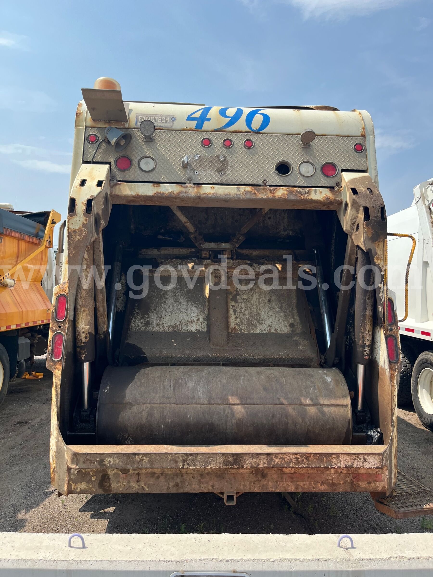 International 7400 SBA 6X4Tandem Rear Load Garbage Packer International 7400 Government Surplus Auction - Photo #4