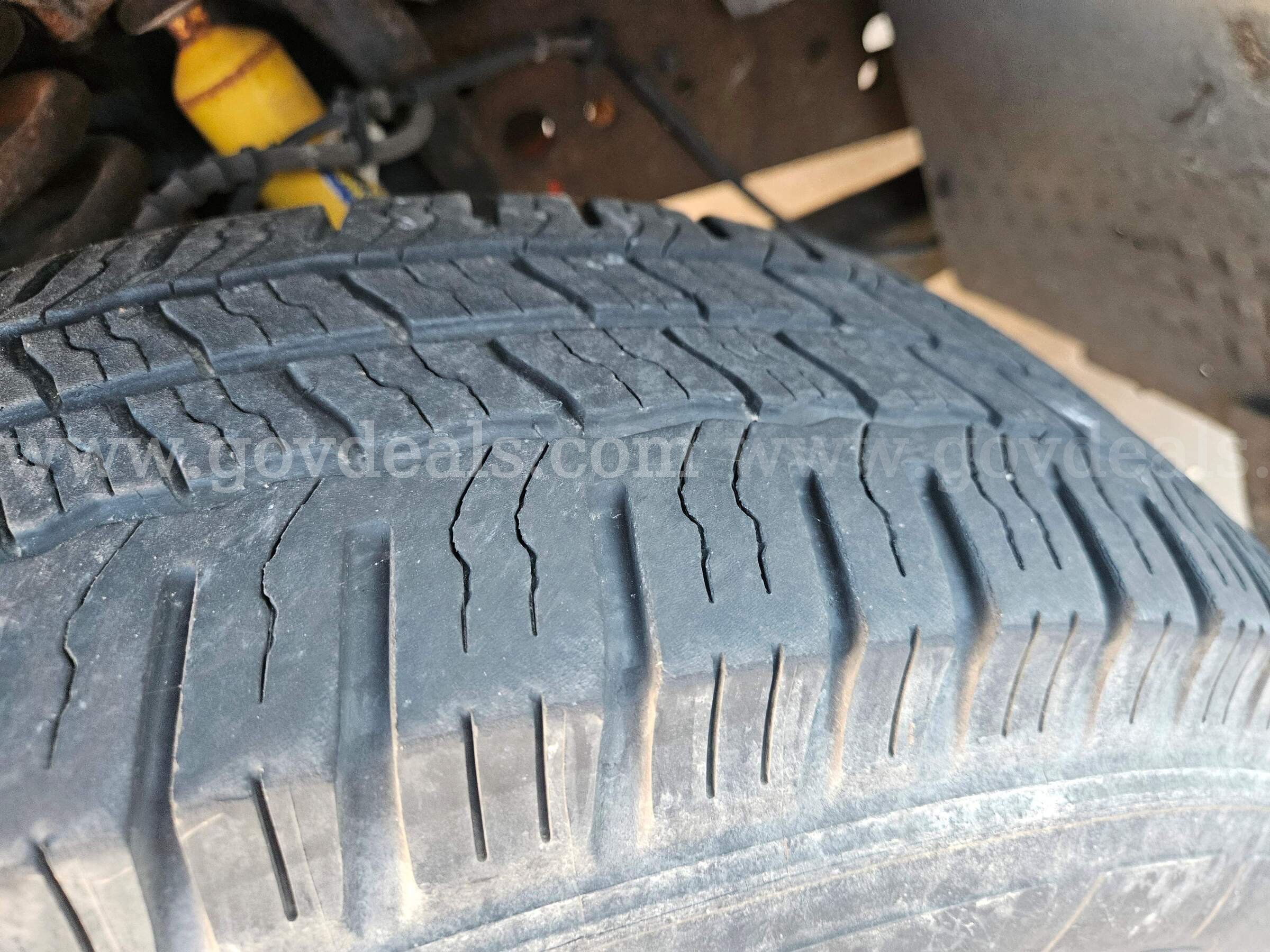 2004 Ford F-250 SD XL 2WD Ford F-250 Government Surplus Auction - Photo #2