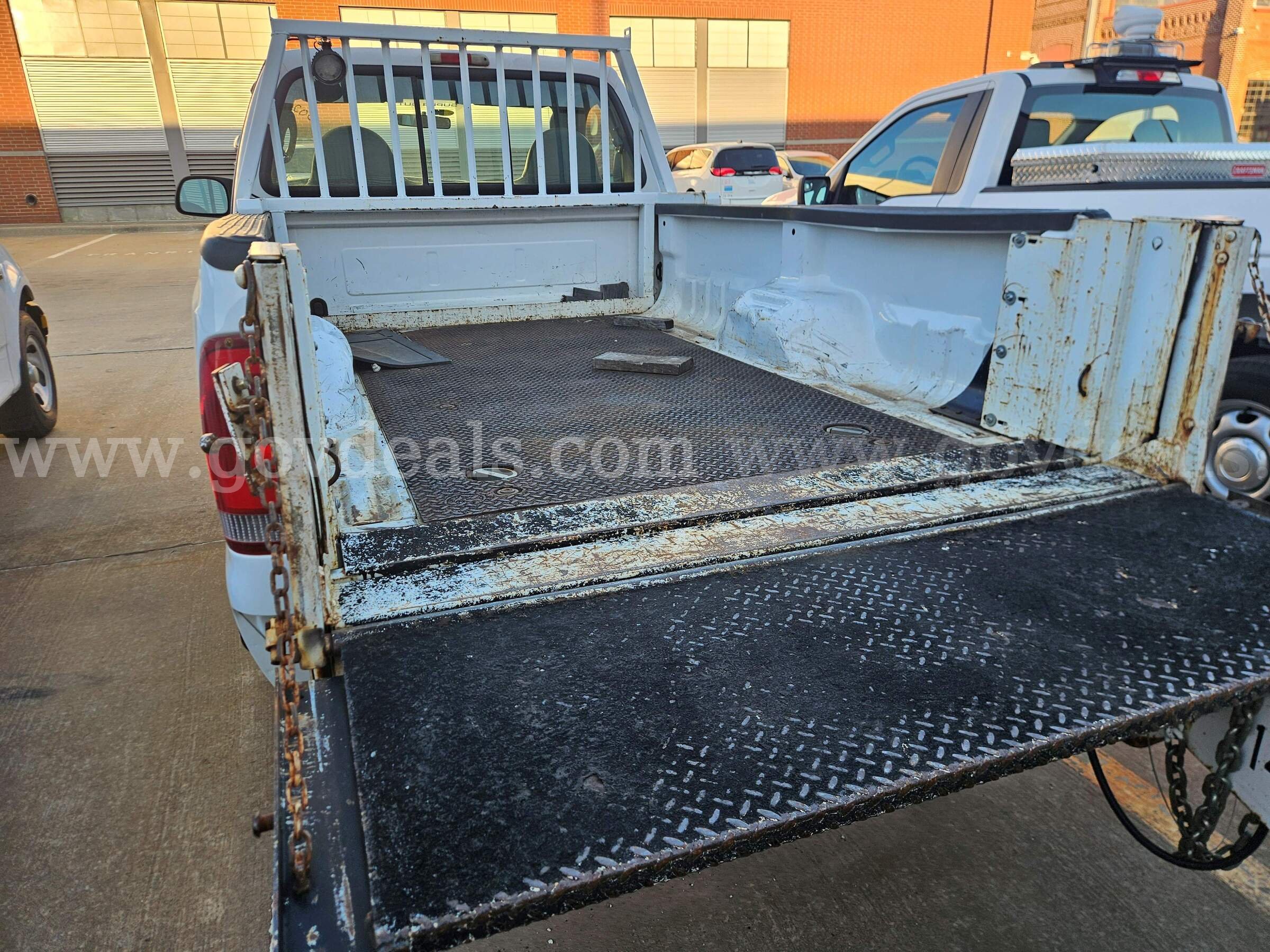 2004 Ford F-250 SD XL 2WD Ford F-250 Government Surplus Auction - Photo #5