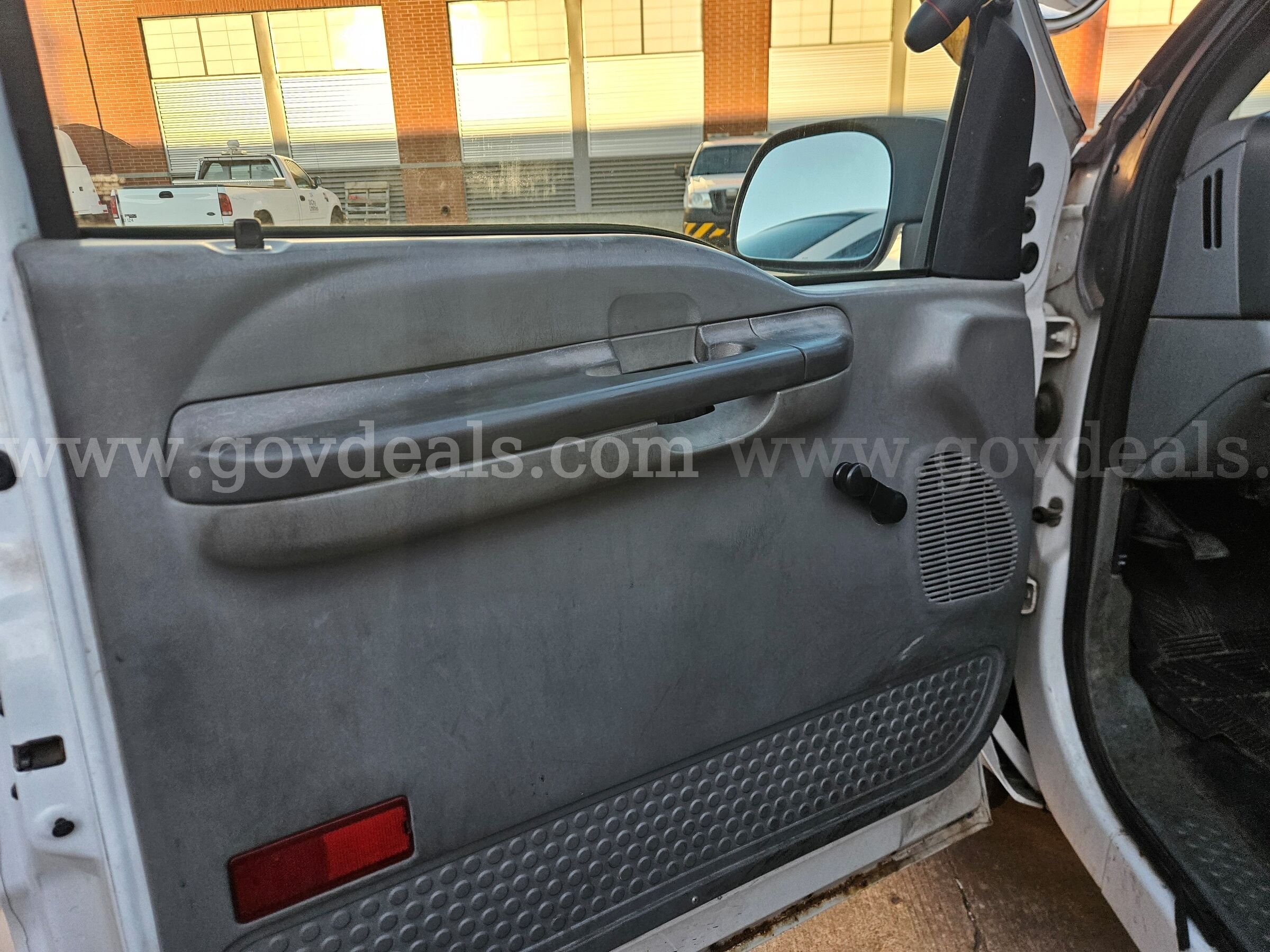 2004 Ford F-250 SD XL 2WD Ford F-250 Government Surplus Auction - Photo #6