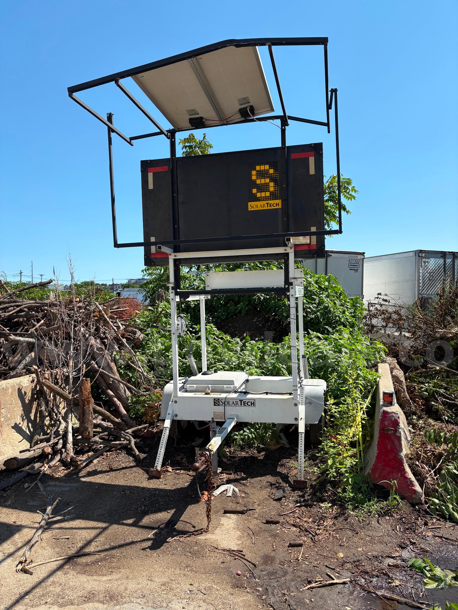 Traffic Message Sign/Trailer Solar Tech Silent Messenger Government Surplus Auction - Photo #2