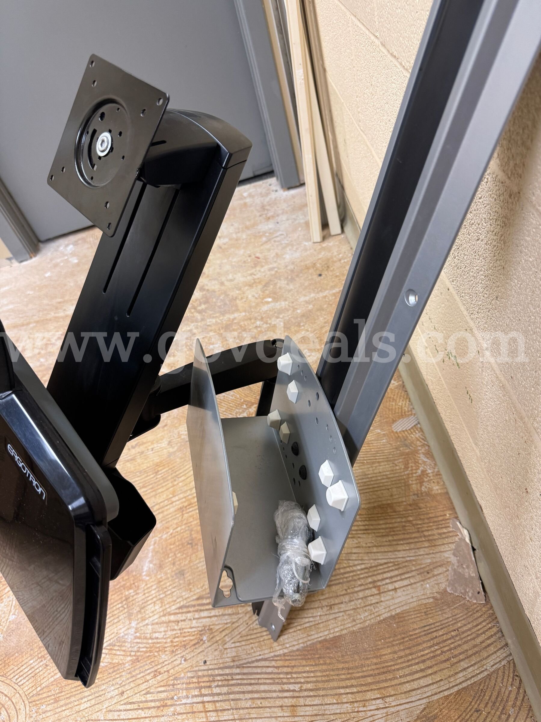 Ergotron 200 Series Combo Arm Ergotron 200 Government Surplus Auction - Photo #2