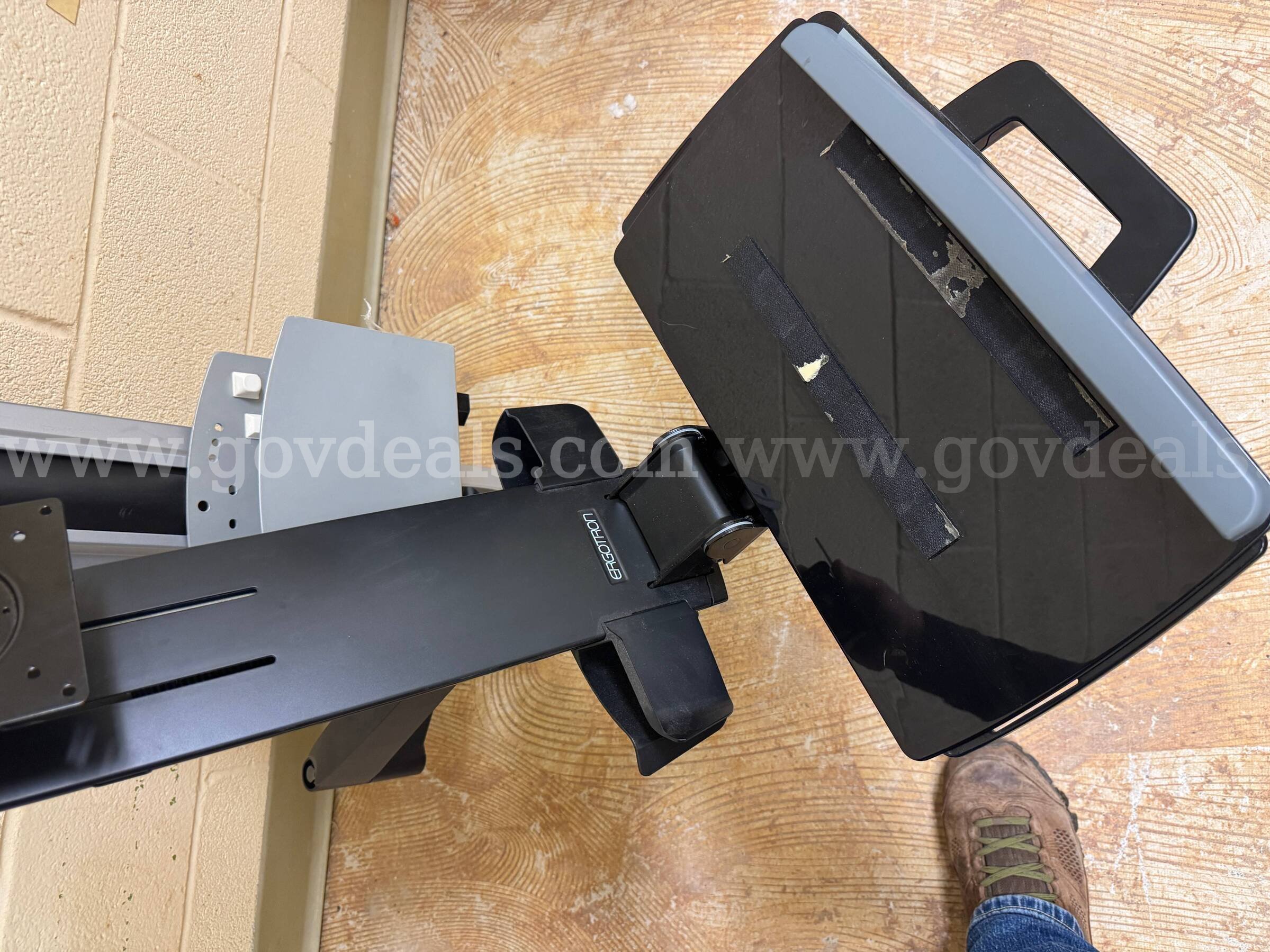 Ergotron 200 Series Combo Arm Ergotron 200 Government Surplus Auction - Photo #4