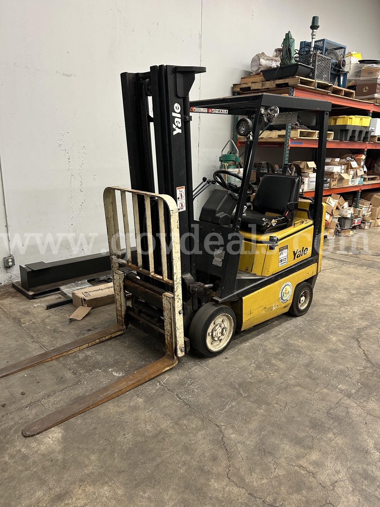 1993 YALE FORKLIFT - NOT RUNNING YALE GLC030CENUAE083 Government Surplus Auction - Photo #2
