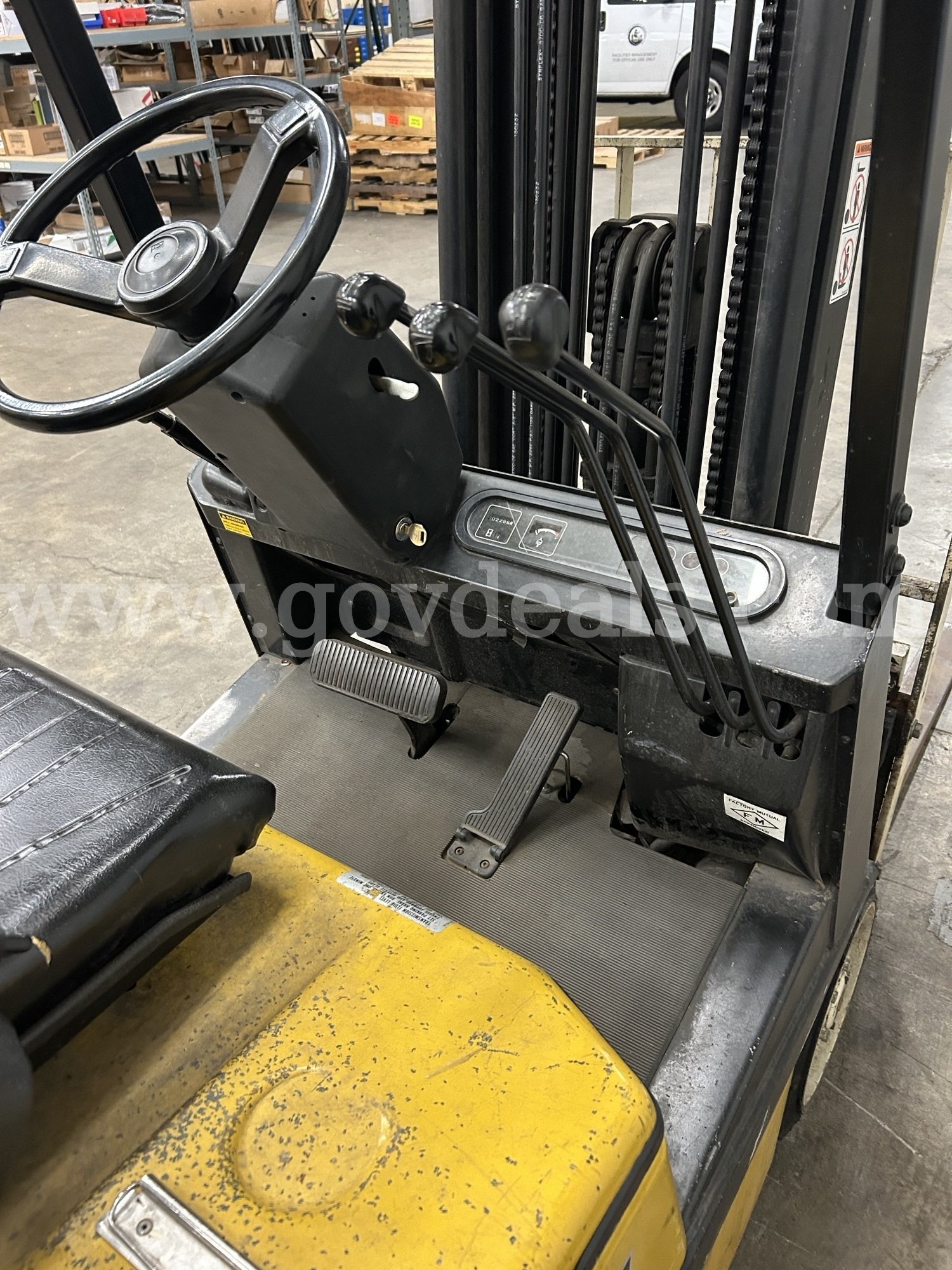 1993 YALE FORKLIFT - NOT RUNNING YALE GLC030CENUAE083 Government Surplus Auction - Photo #3