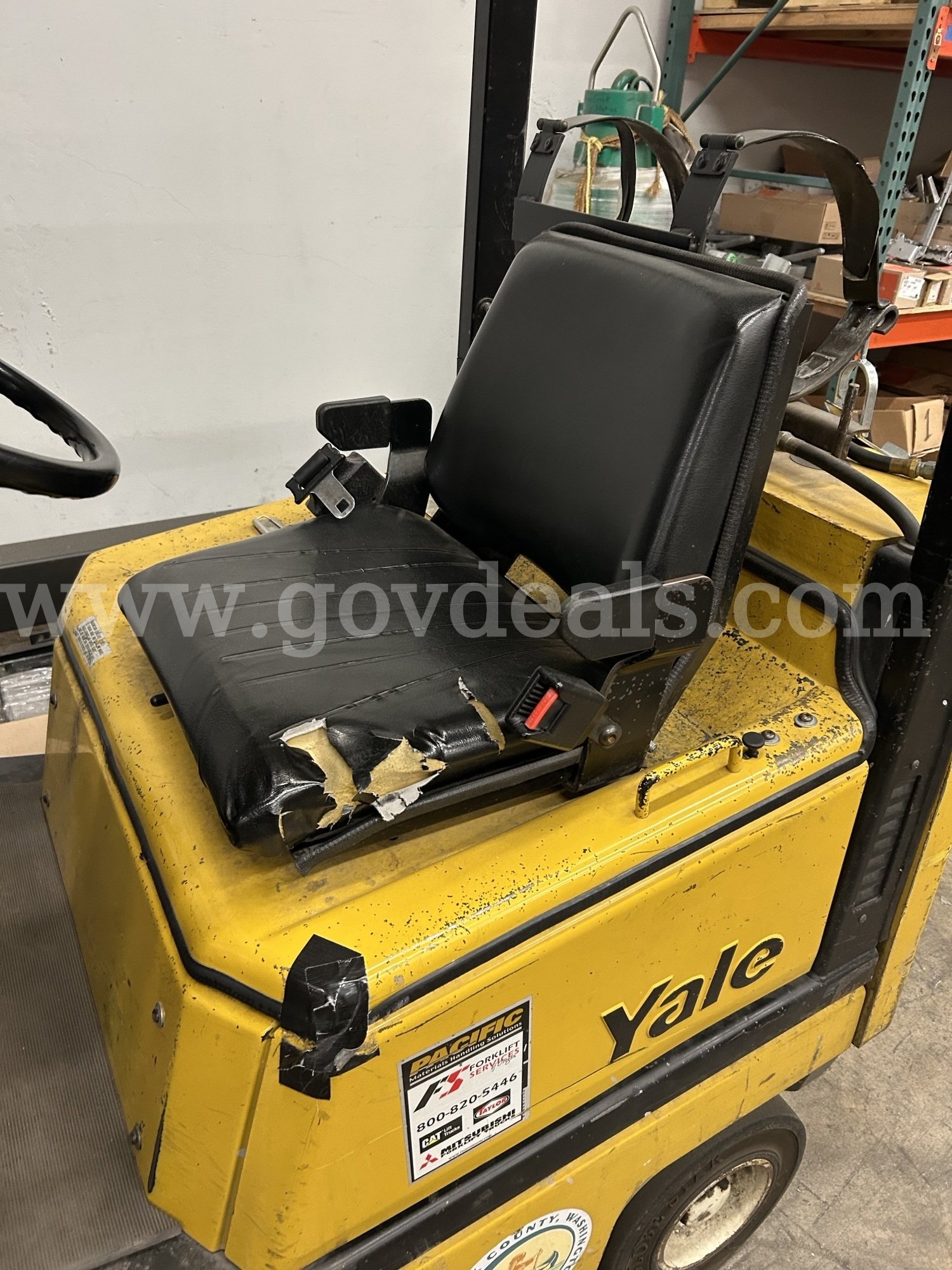 1993 YALE FORKLIFT - NOT RUNNING YALE GLC030CENUAE083 Government Surplus Auction - Photo #4
