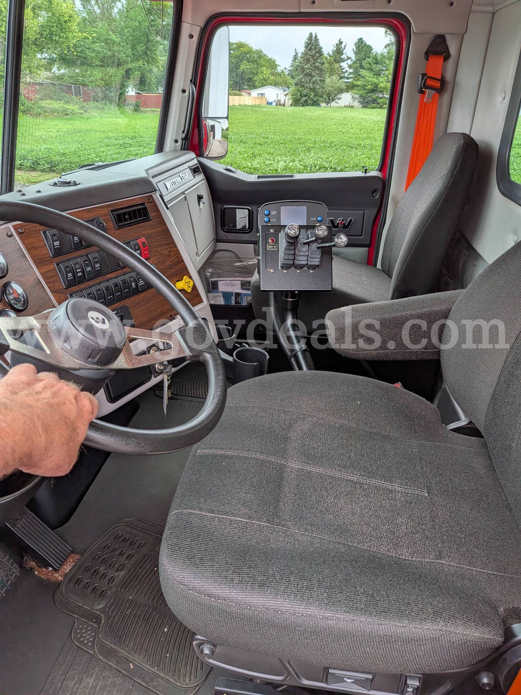 Western Star Snow Plow - FULLY EQUIPPED!!  SEE VIDEO Western Star 4700 Government Surplus Auction - Photo #6