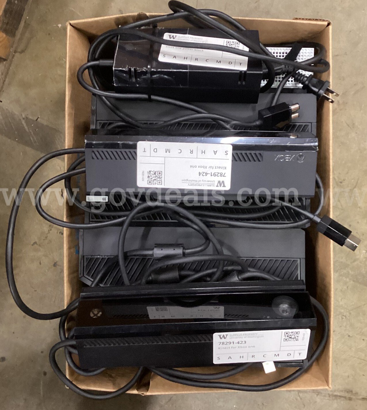 Lot of 8 Xbox One Consoles, Kinects, and Power Supply (Hard Drives Removed) (429-5) Microsoft 429 Government Surplus Auction - Photo #3