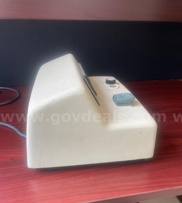 Bausch & Lomb Spectrophotometer Spectronic 20 (Analog) Bausch & Lomb Spectronic 20 Government Surplus Auction - Photo #2