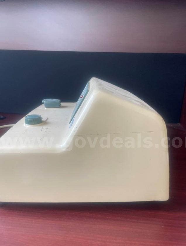 Bausch & Lomb Spectrophotometer Spectronic 20 (1954 Old Fashion Analog) Bausch & Lomb Spectronic 20 Government Surplus Auction - Photo #3