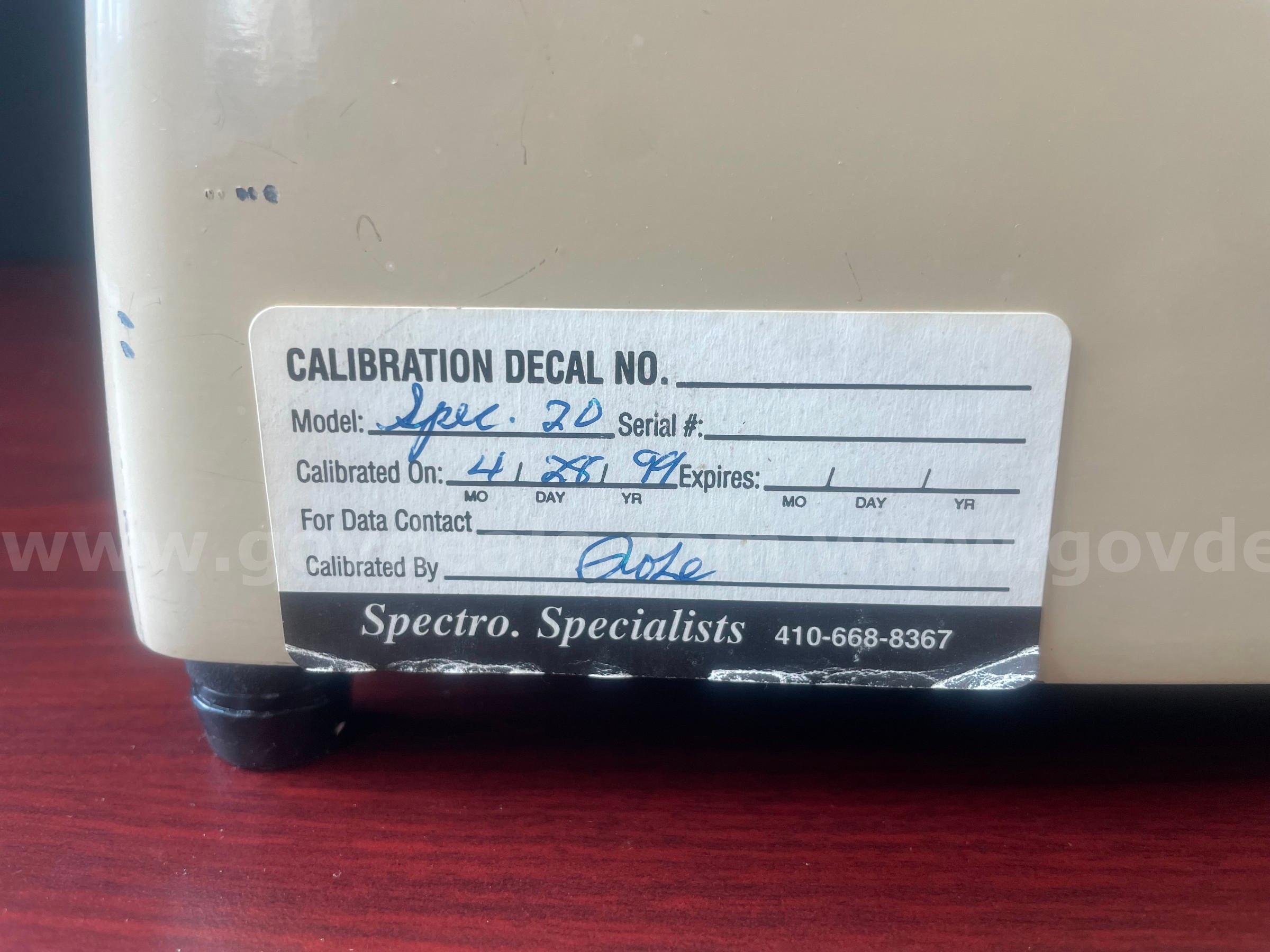 Bausch & Lomb Spectrophotometer Spectronic 20 (1954 Old Fashion Analog) Bausch & Lomb Spectronic 20 Government Surplus Auction - Photo #5