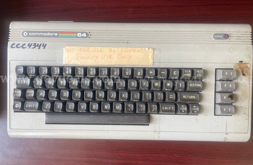 Vintage 1982 Commodore 64 Single Drive with Keyboard Commodore 64 VIC-1541 Government Surplus Auction - Photo #4