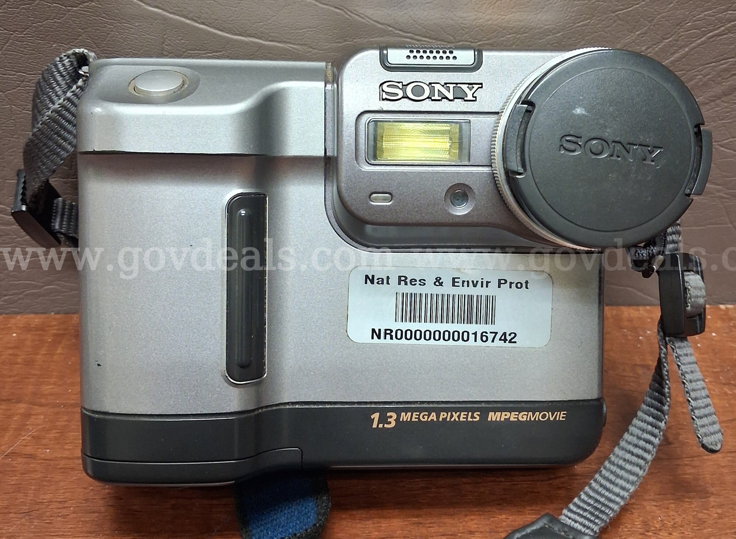 Sony MVC-FD88 Digital Camera with Case but No Charger/PRE-OWNED/DS18589/99133/DSP Case Charger Government Surplus Auction - Photo #3