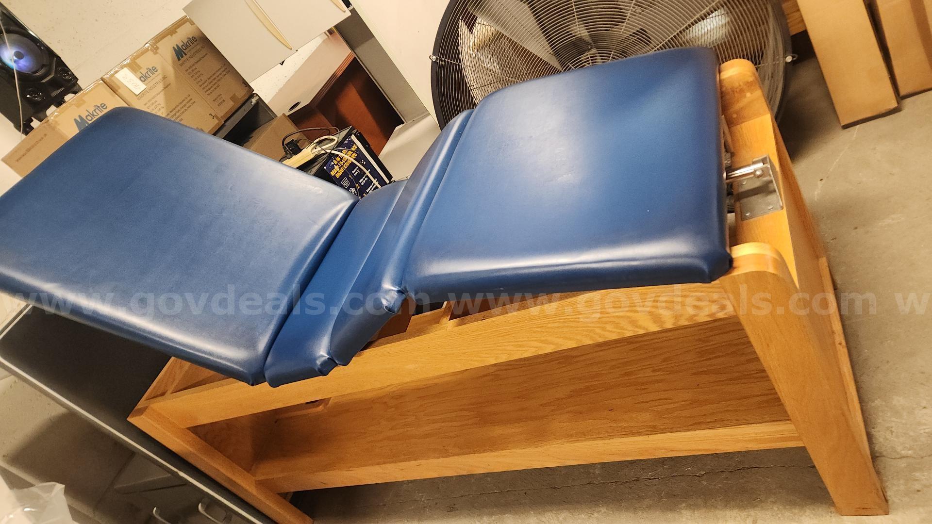Clinton Industries Dual Adjusting Treatment Table   Government Surplus Auction - Photo #4
