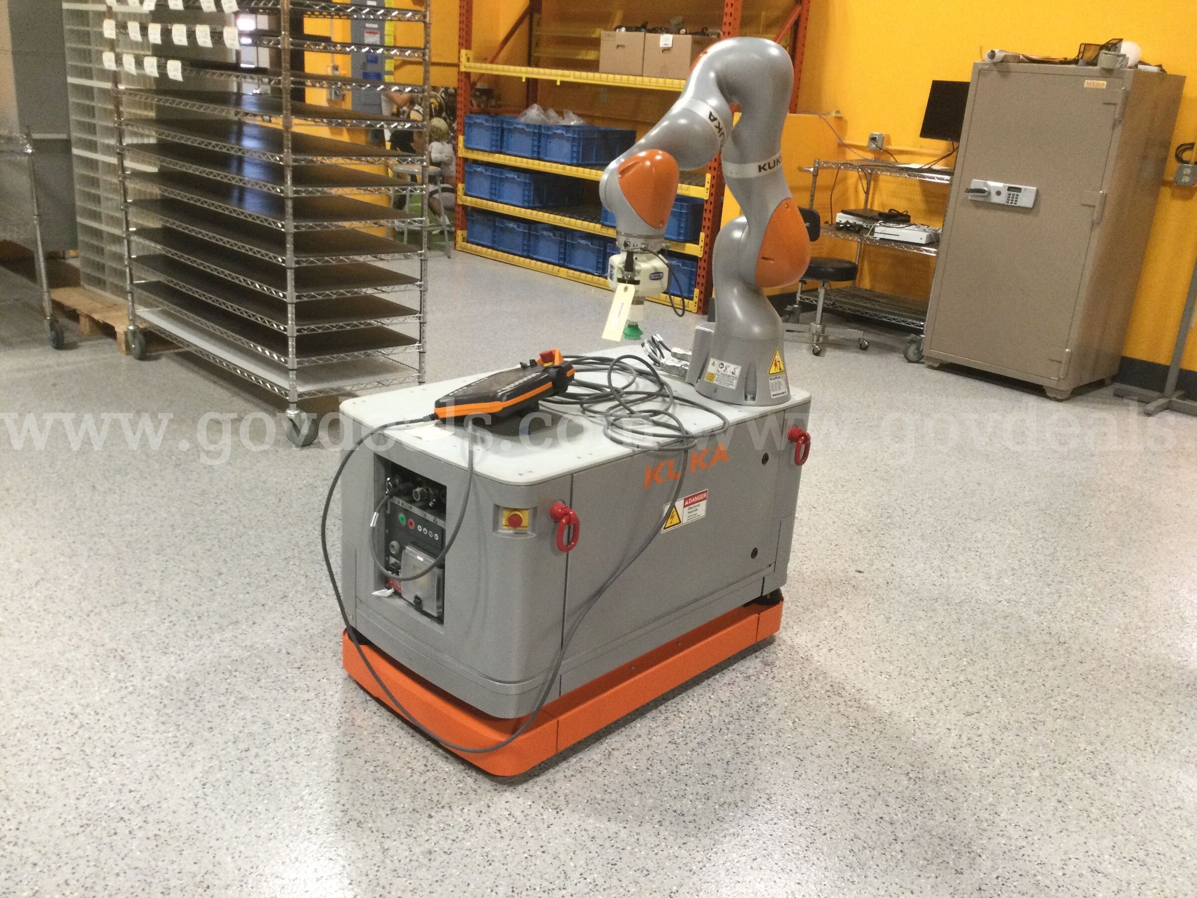 Kuka KMR iiWA Autonomous Mobile Robot - Parts/Repair Kuka KMR iiWA Government Surplus Auction - Photo #2