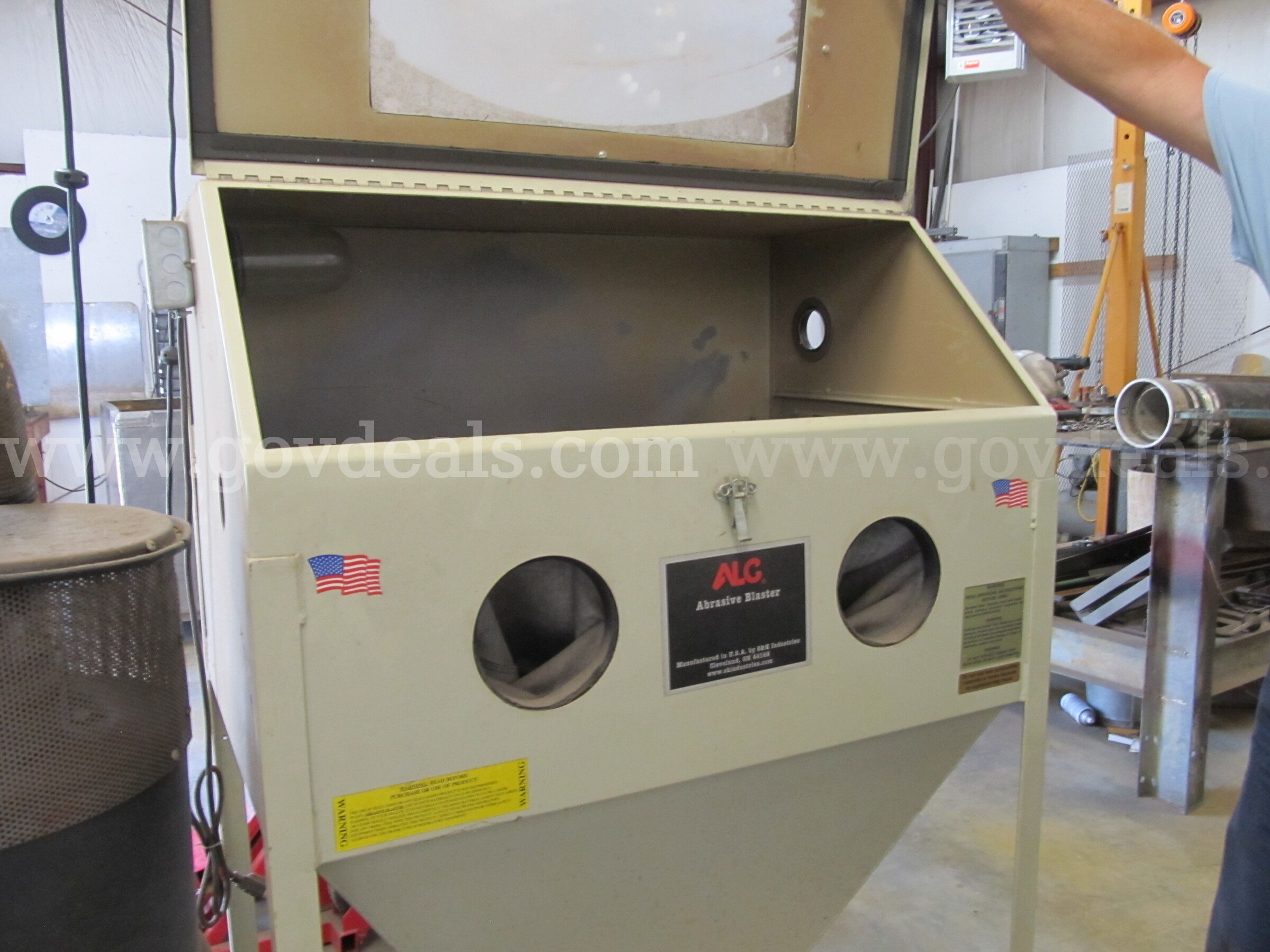 Abrasive Sand Blaster Cabinet with Dusk Collector   Government Surplus Auction - Photo #2
