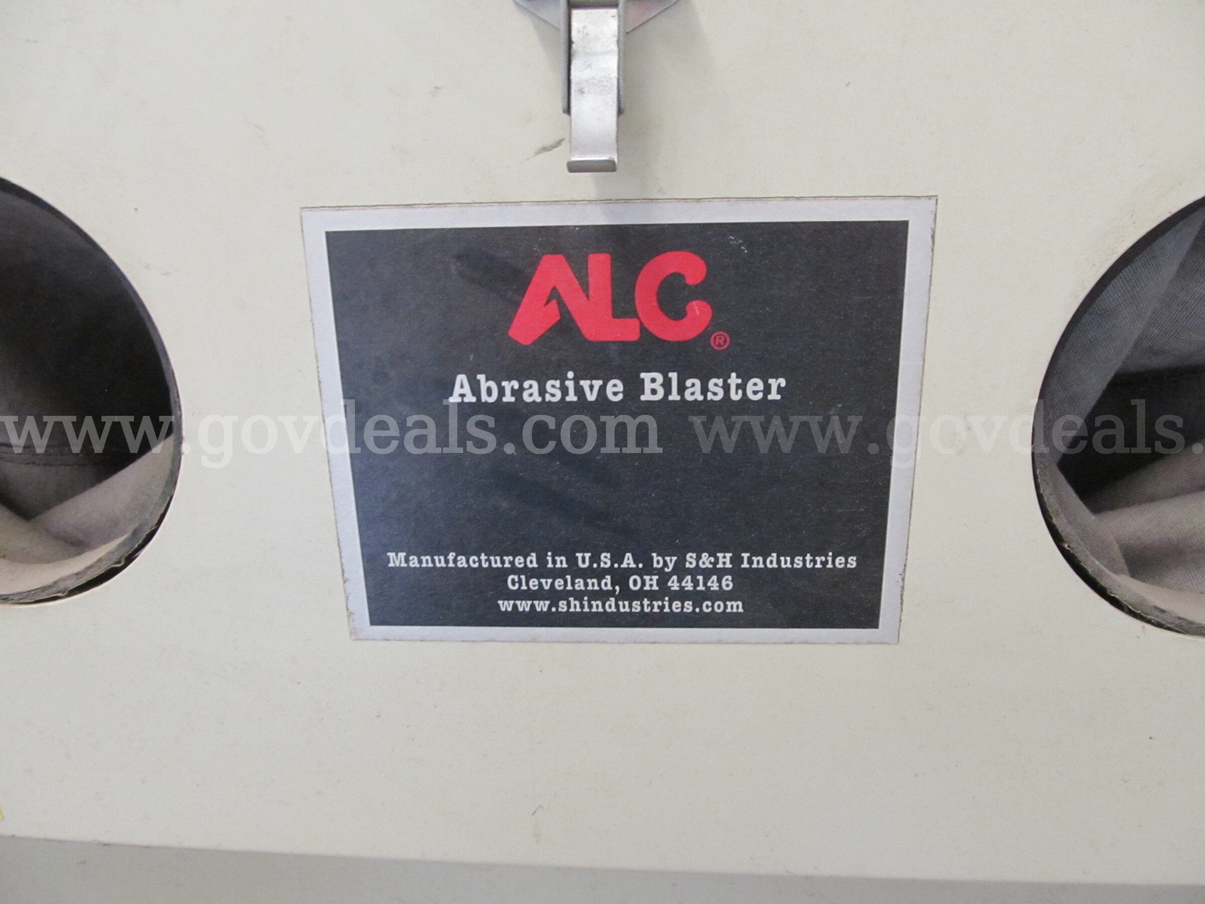 Abrasive Sand Blaster Cabinet with Dusk Collector   Government Surplus Auction - Photo #3