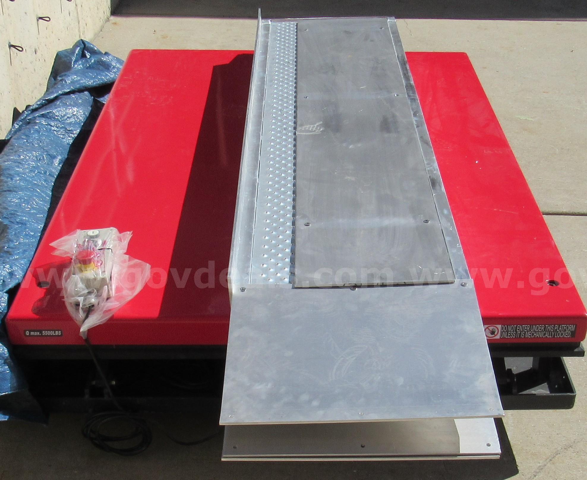 Uline Electric Lift Table w/Aluminum Ramp U3571  H10647 Government Surplus Auction - Photo #3
