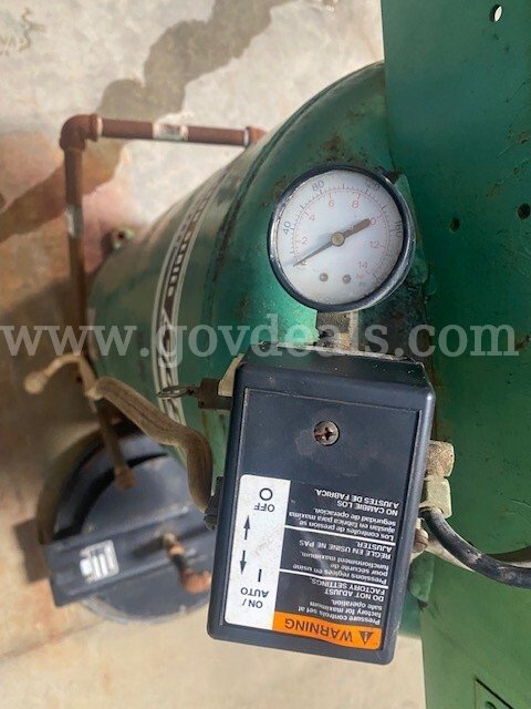 Speedaire Cast Iron Series Stationary Air Compressor Speedaire 4B233C Government Surplus Auction - Photo #4