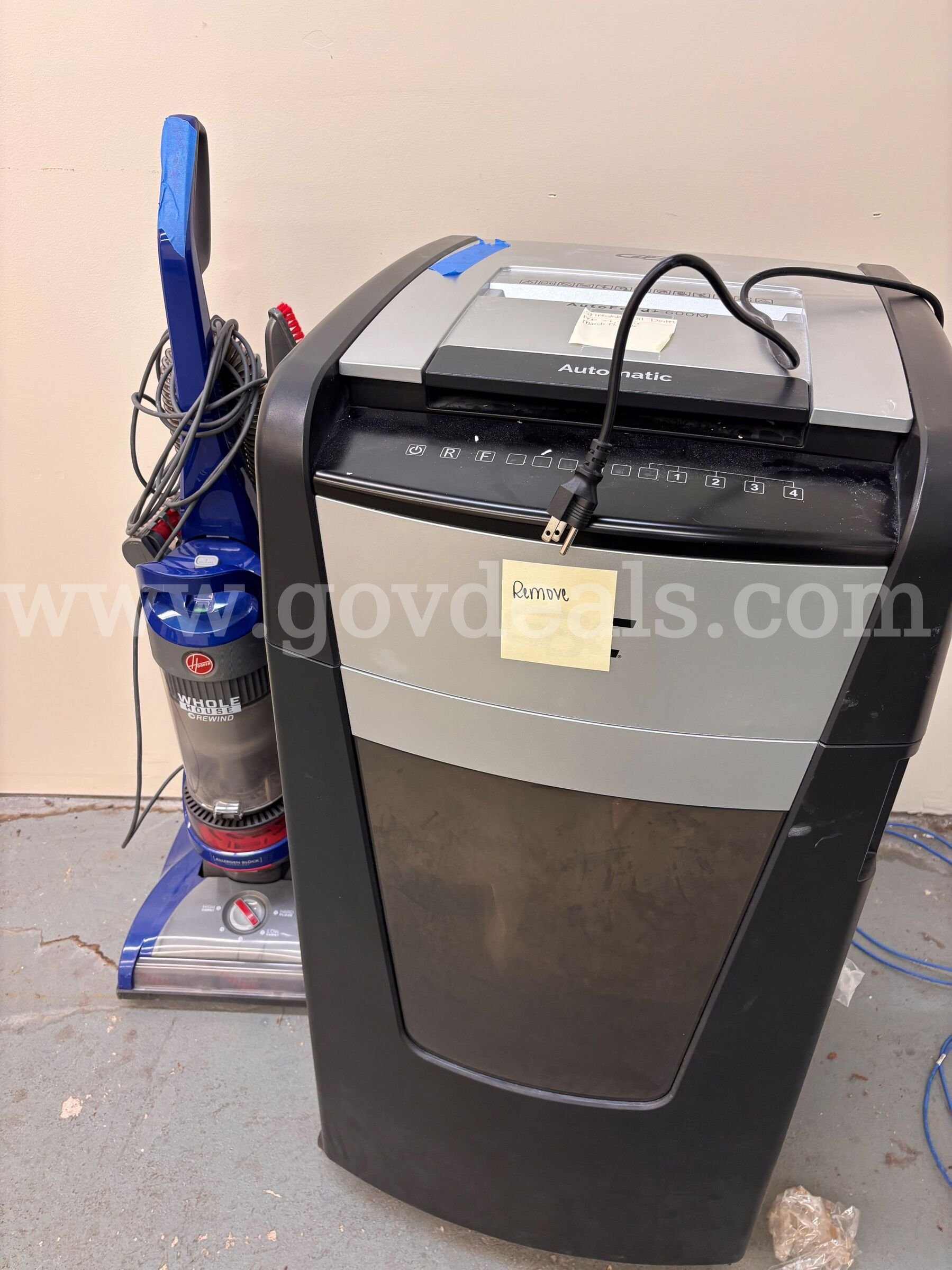Typewriter, Paper Shredder, Vacuum   Government Surplus Auction - Photo #2