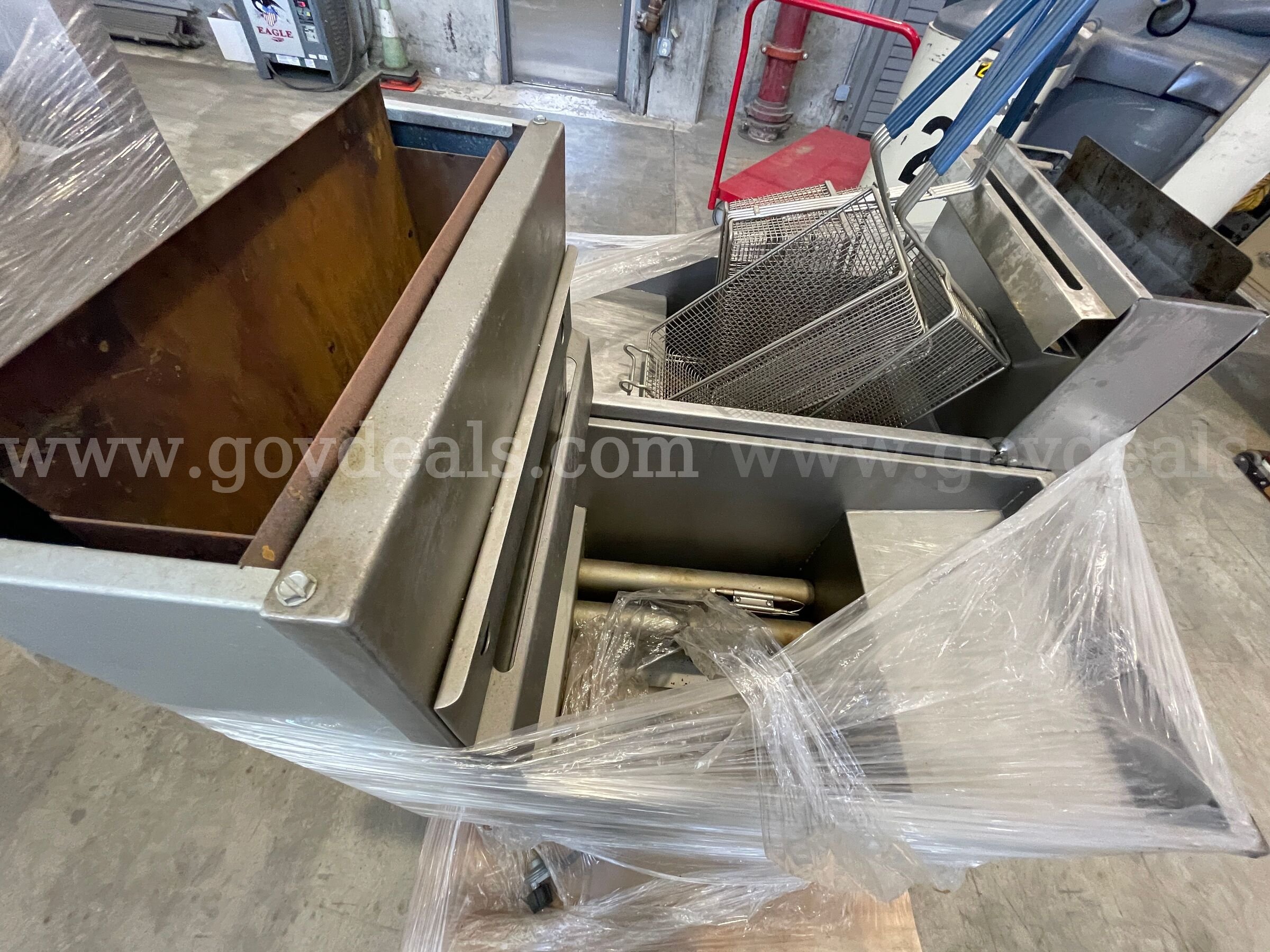6 Commercial Fryers   Government Surplus Auction - Photo #4