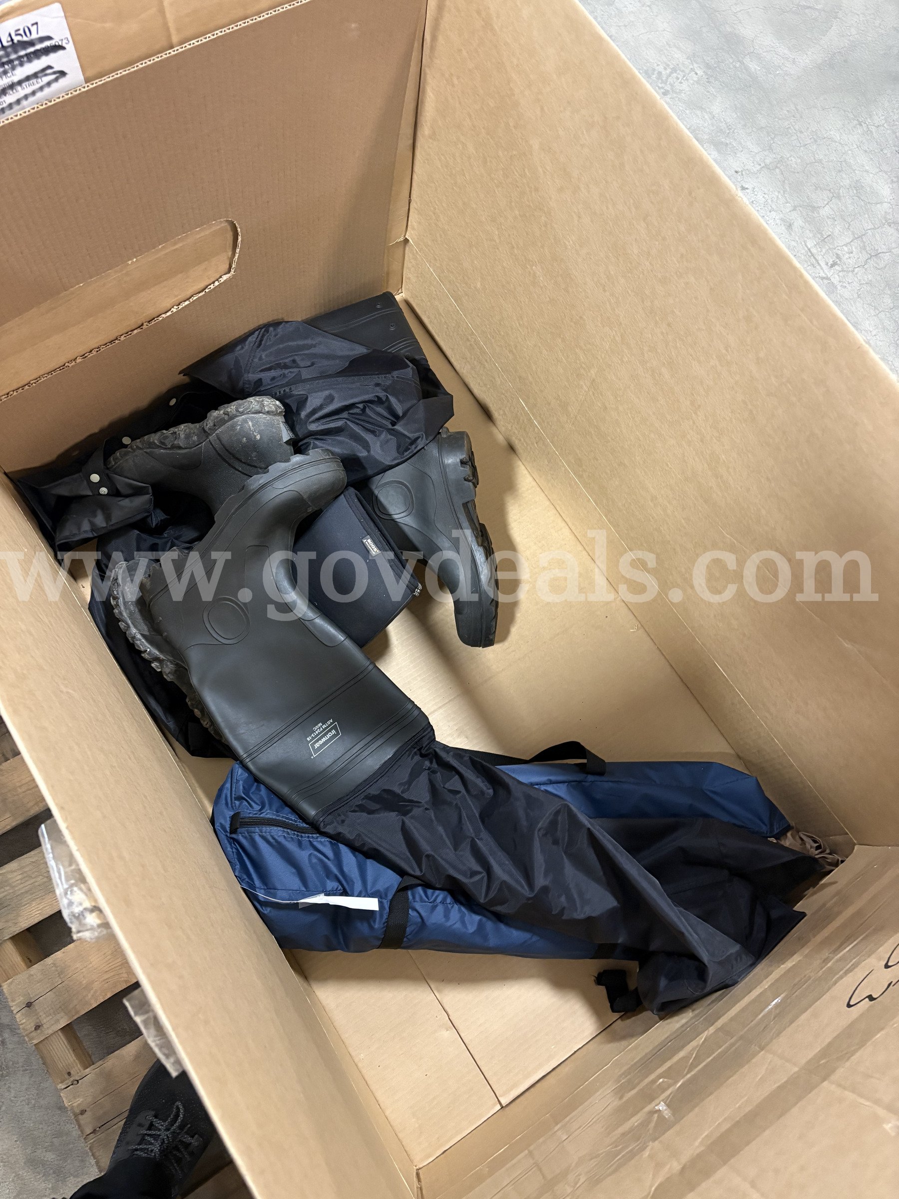 Pallet of Misc. Ironwear Safety Boots (ID# 47199) (H13-2R) (26-1939-5) 477   Government Surplus Auction - Photo #4