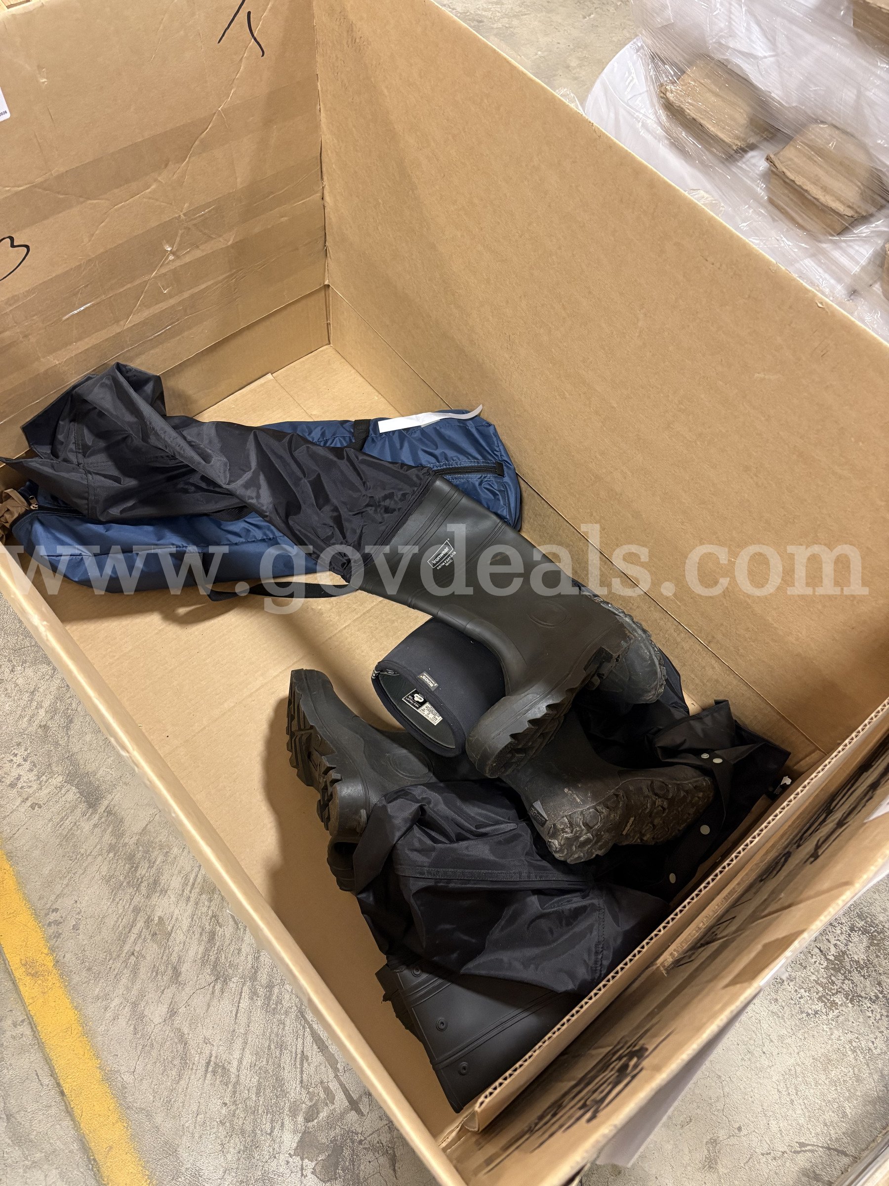 Pallet of Misc. Ironwear Safety Boots (ID# 47199) (H13-2R) (26-1939-5) 477   Government Surplus Auction - Photo #5