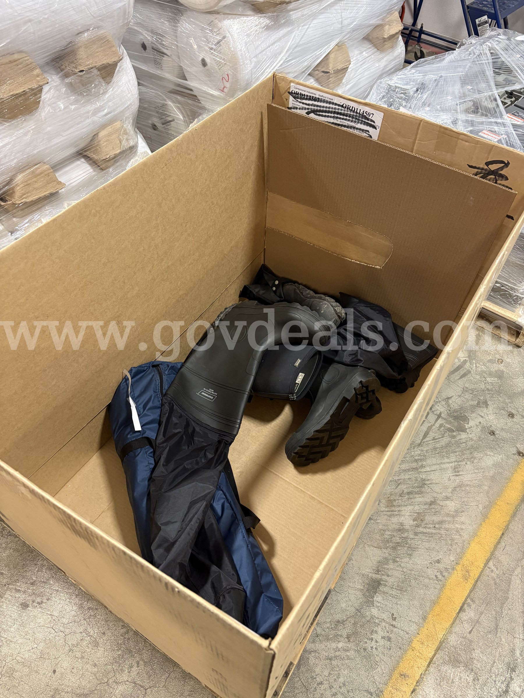 Pallet of Misc. Ironwear Safety Boots (ID# 47199) (H13-2R) (26-1939-5) 477   Government Surplus Auction - Photo #6