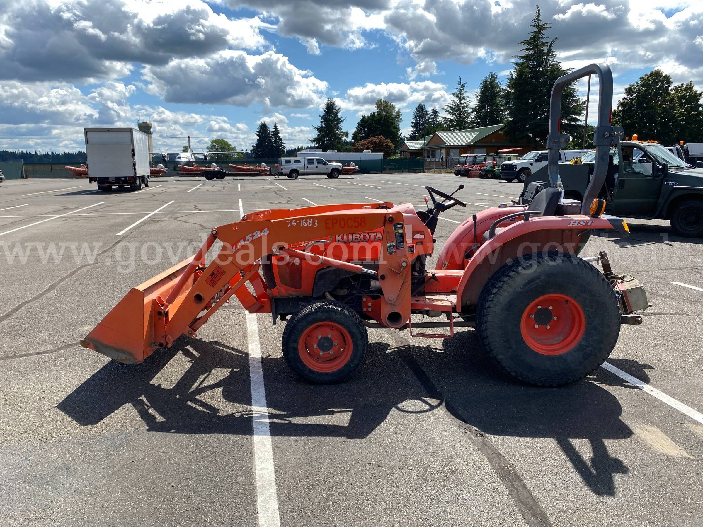2012 Kubota L3200HST 4WD  Tractor w/Front Loader Bucket (ID #47270) (AVI) (26-1683 ) 11700 Kubota L3200HST Government Surplus Auction - Photo #2