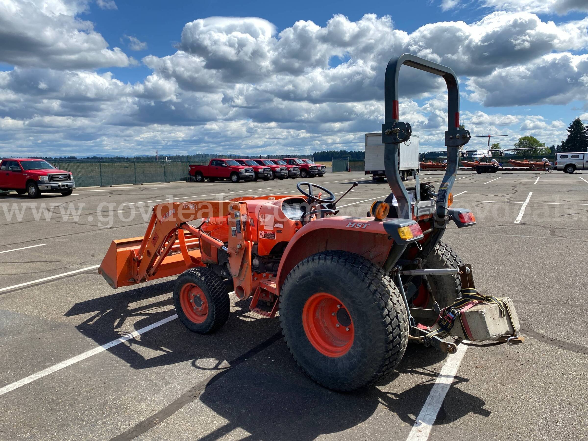 2012 Kubota L3200HST 4WD  Tractor w/Front Loader Bucket (ID #47270) (AVI) (26-1683 ) 11700 Kubota L3200HST Government Surplus Auction - Photo #3