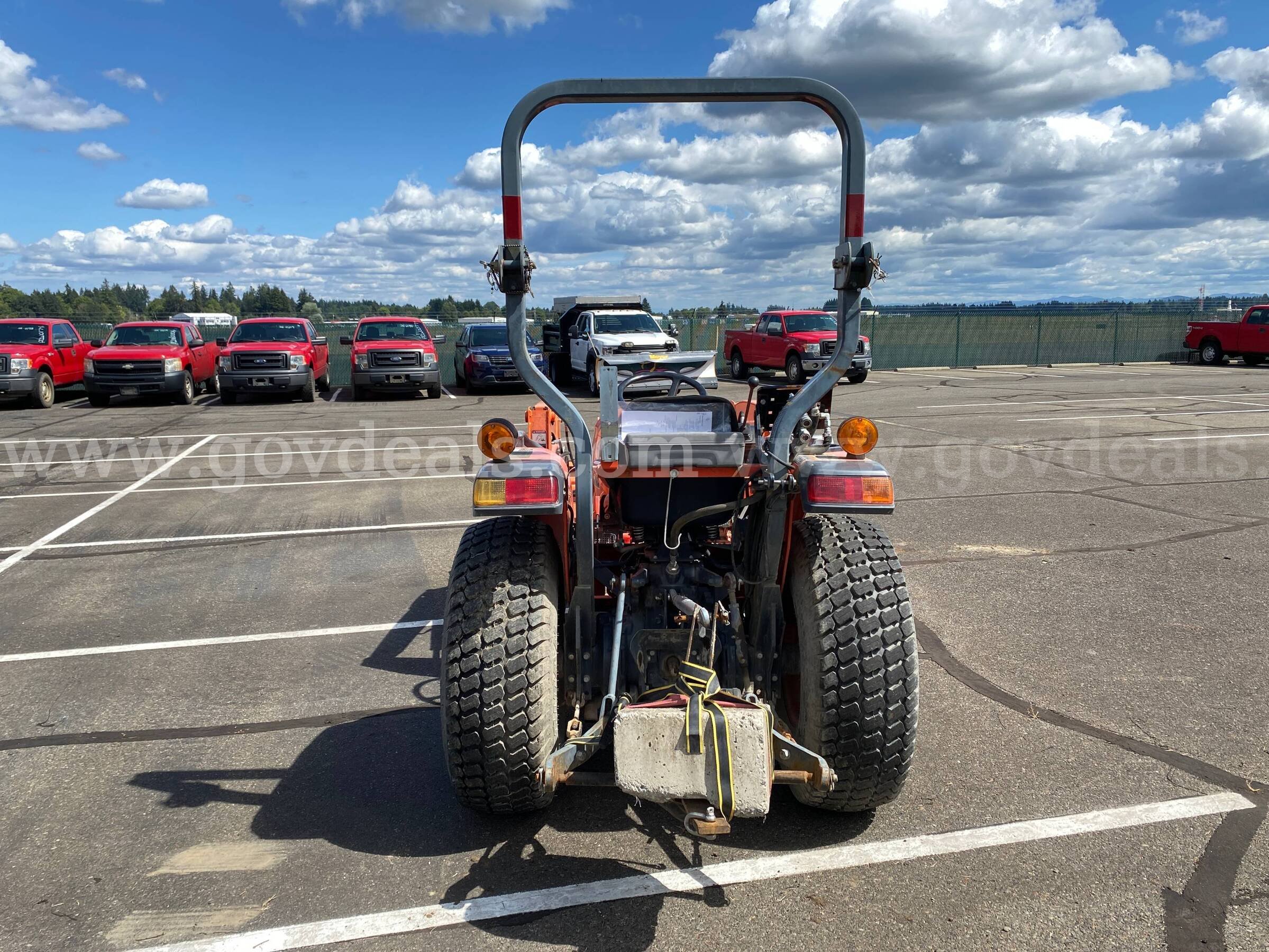 2012 Kubota L3200HST 4WD  Tractor w/Front Loader Bucket (ID #47270) (AVI) (26-1683 ) 11700 Kubota L3200HST Government Surplus Auction - Photo #4