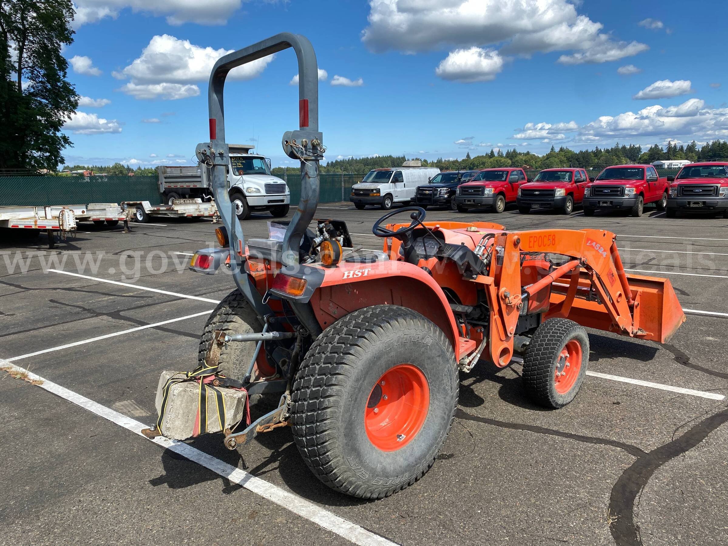 2012 Kubota L3200HST 4WD  Tractor w/Front Loader Bucket (ID #47270) (AVI) (26-1683 ) 11700 Kubota L3200HST Government Surplus Auction - Photo #5
