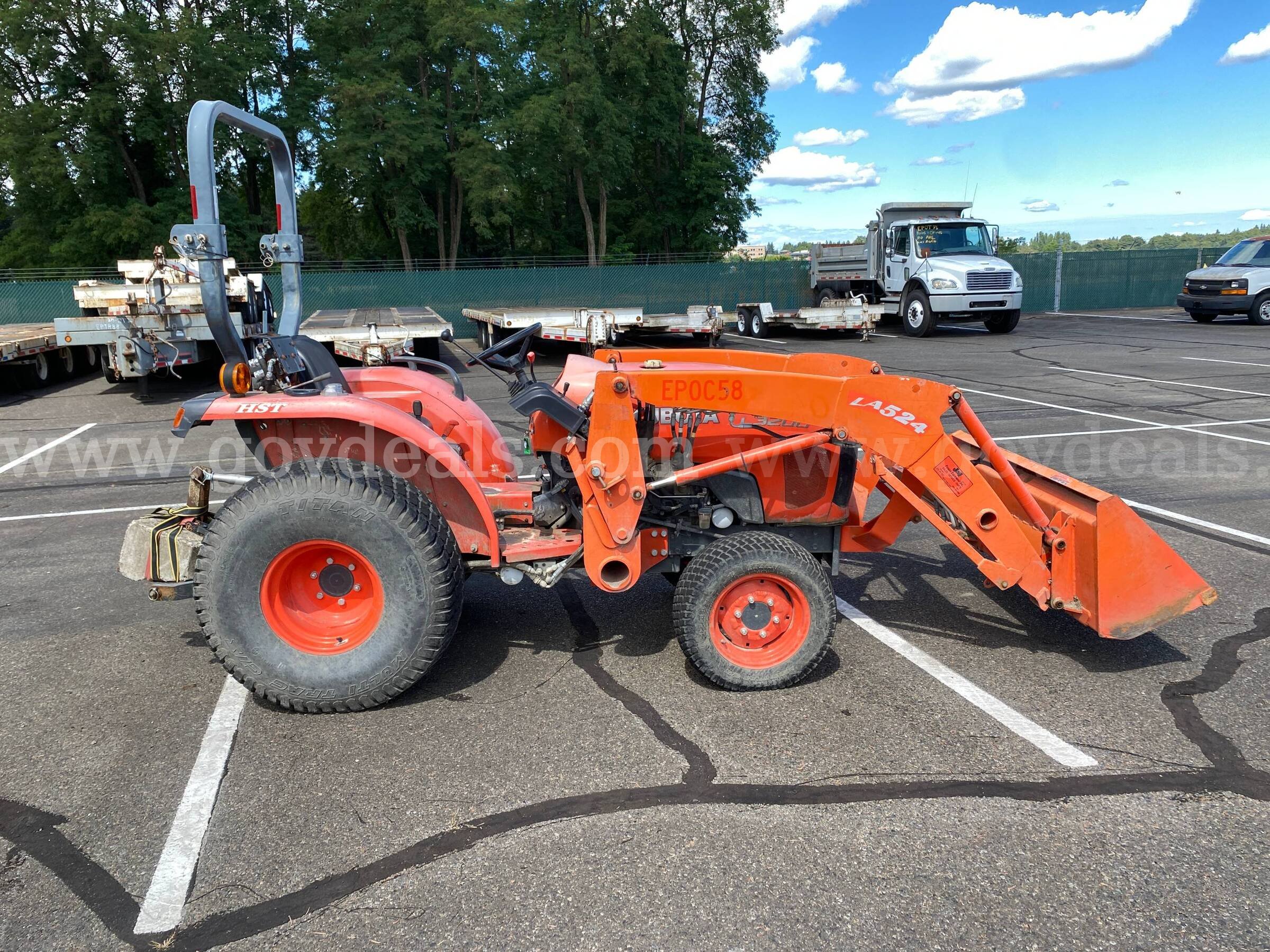 2012 Kubota L3200HST 4WD  Tractor w/Front Loader Bucket (ID #47270) (AVI) (26-1683 ) 11700 Kubota L3200HST Government Surplus Auction - Photo #6