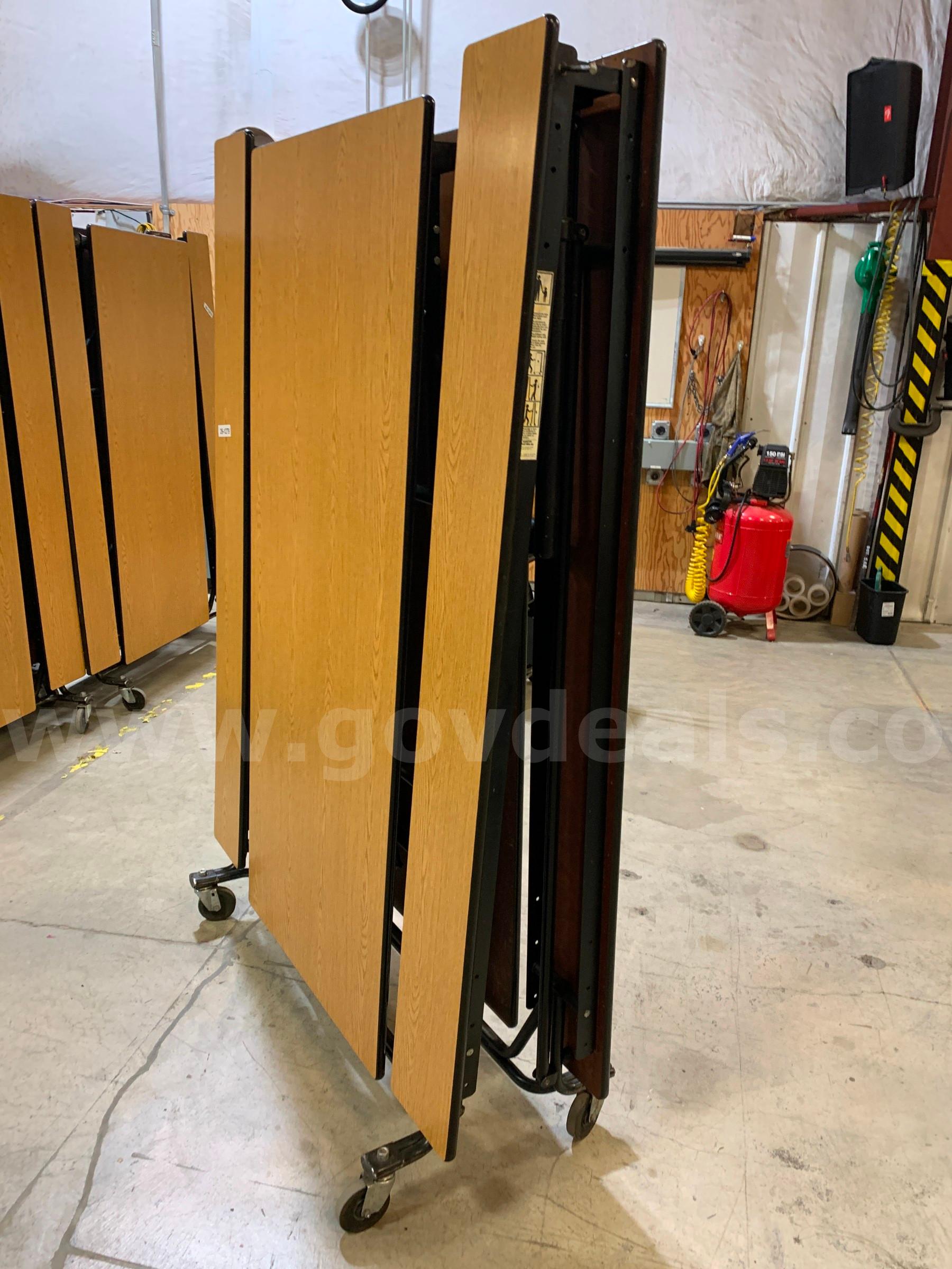 Folding Table With Seating (ID #47349) (I3-3LR) (26-1279-4) 35405 HAMILTON INDUSTRIES 51258 Government Surplus Auction - Photo #4