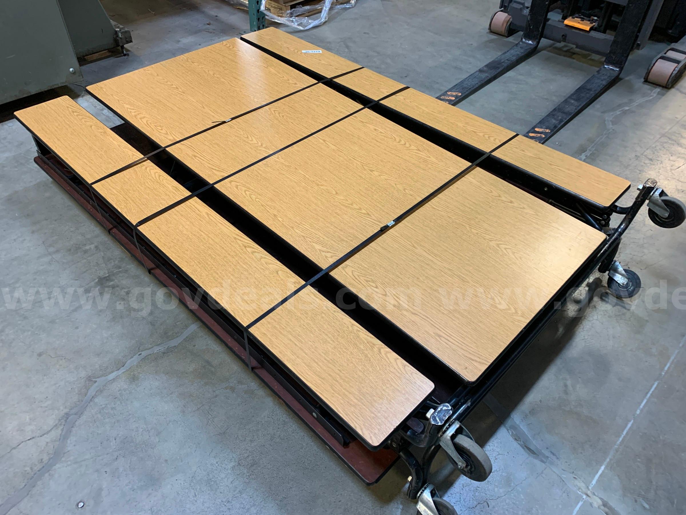 Folding Table With Seating (ID #47352) (I9-3LR) (26-1279-4) 35405